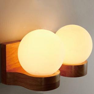 Lampada da parete nordica in legno con globo in vetro