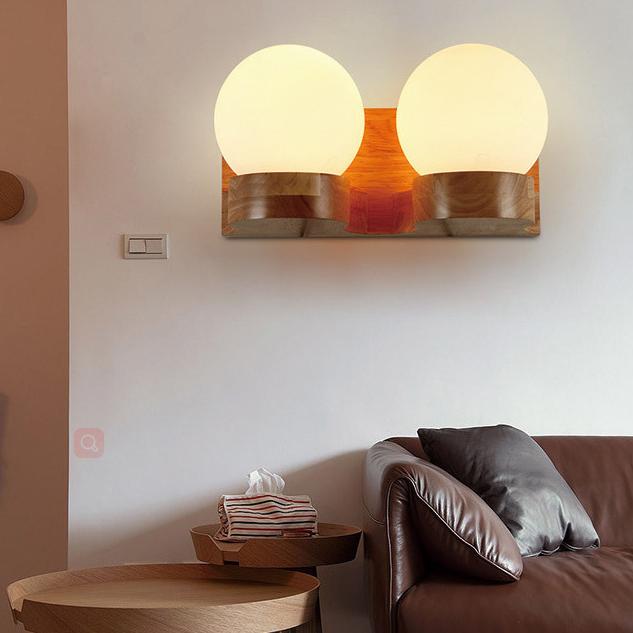 Lampada da parete nordica in legno con globo in vetro