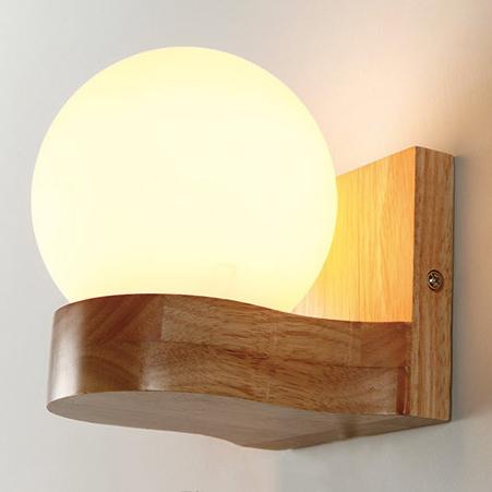 Lampada da parete nordica in legno con globo in vetro