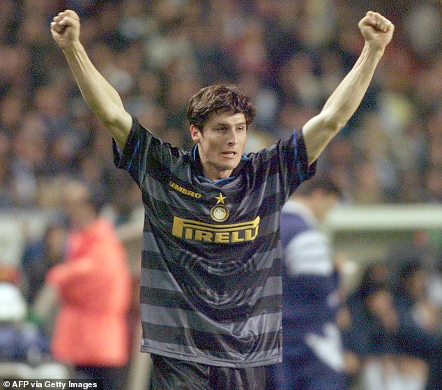 Inter Historic Away Shirt 1997/1998 + Zanetti 4