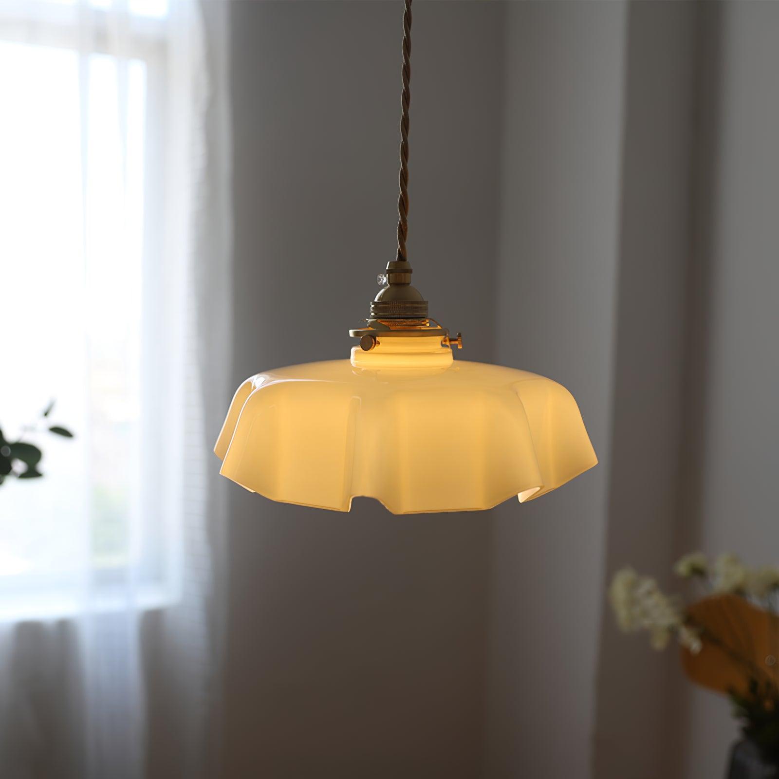 Lampada a sospensione francese in vetro arricciato e ottone 1 luce