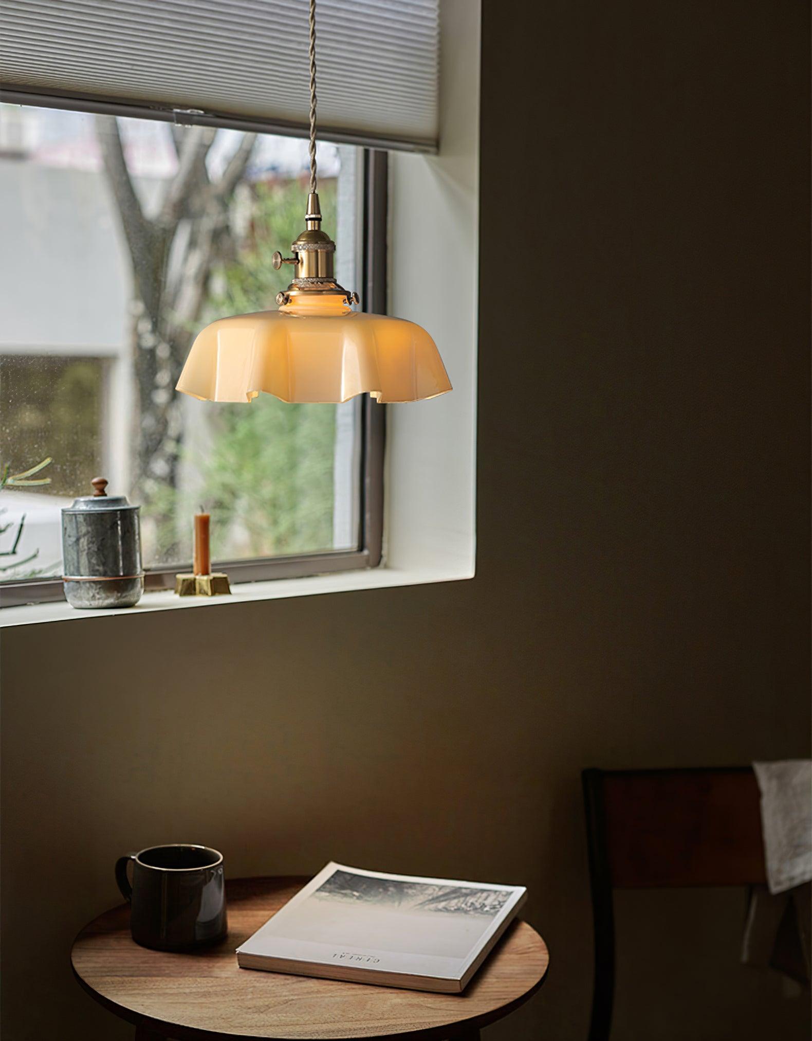 Lampada a sospensione francese in vetro arricciato e ottone 1 luce