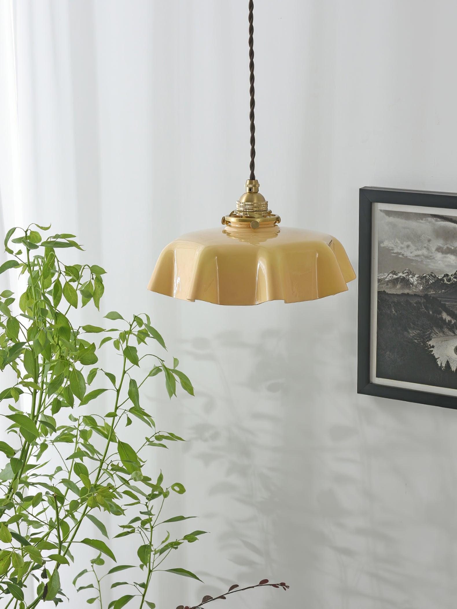 Lampada a sospensione francese in vetro arricciato e ottone 1 luce