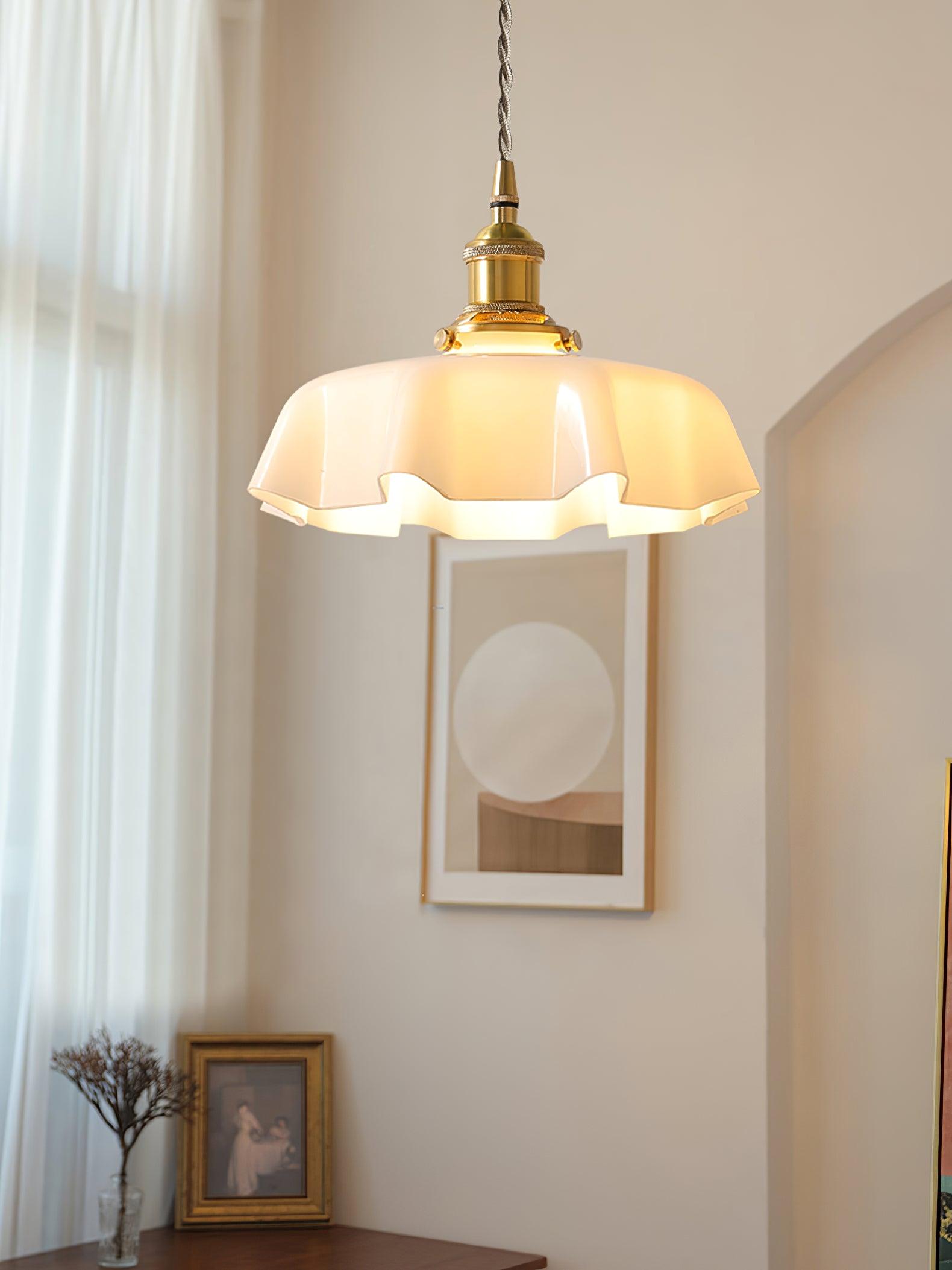 Lampada a sospensione francese in vetro arricciato e ottone 1 luce