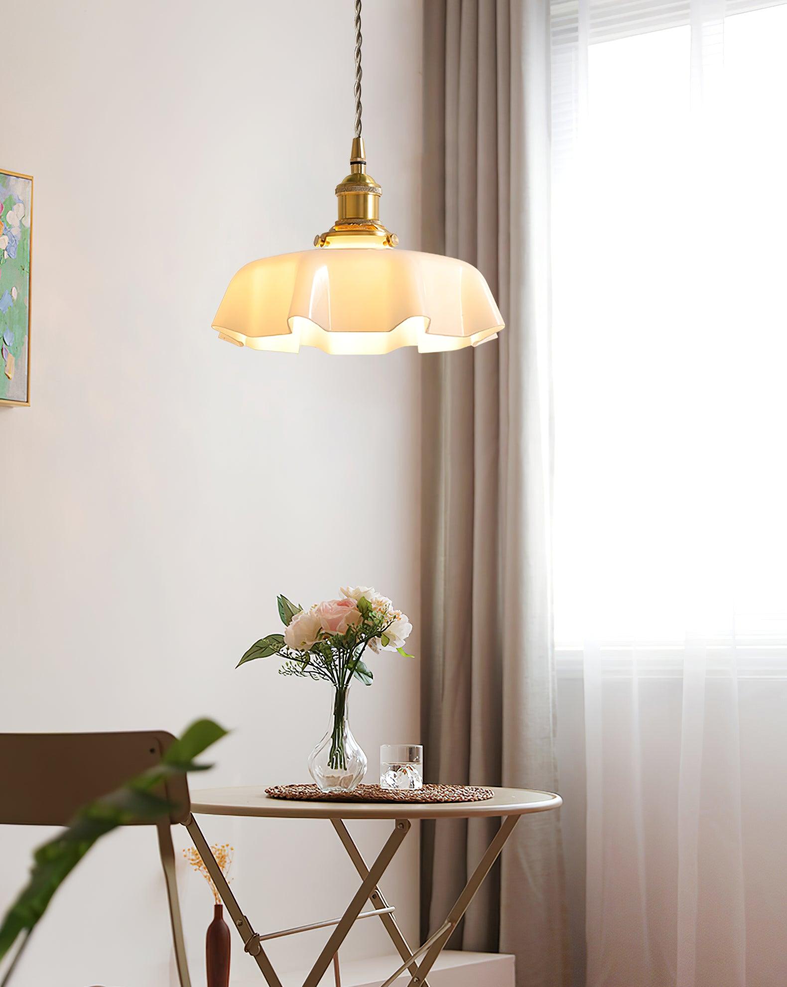 Lampada a sospensione francese in vetro arricciato e ottone 1 luce