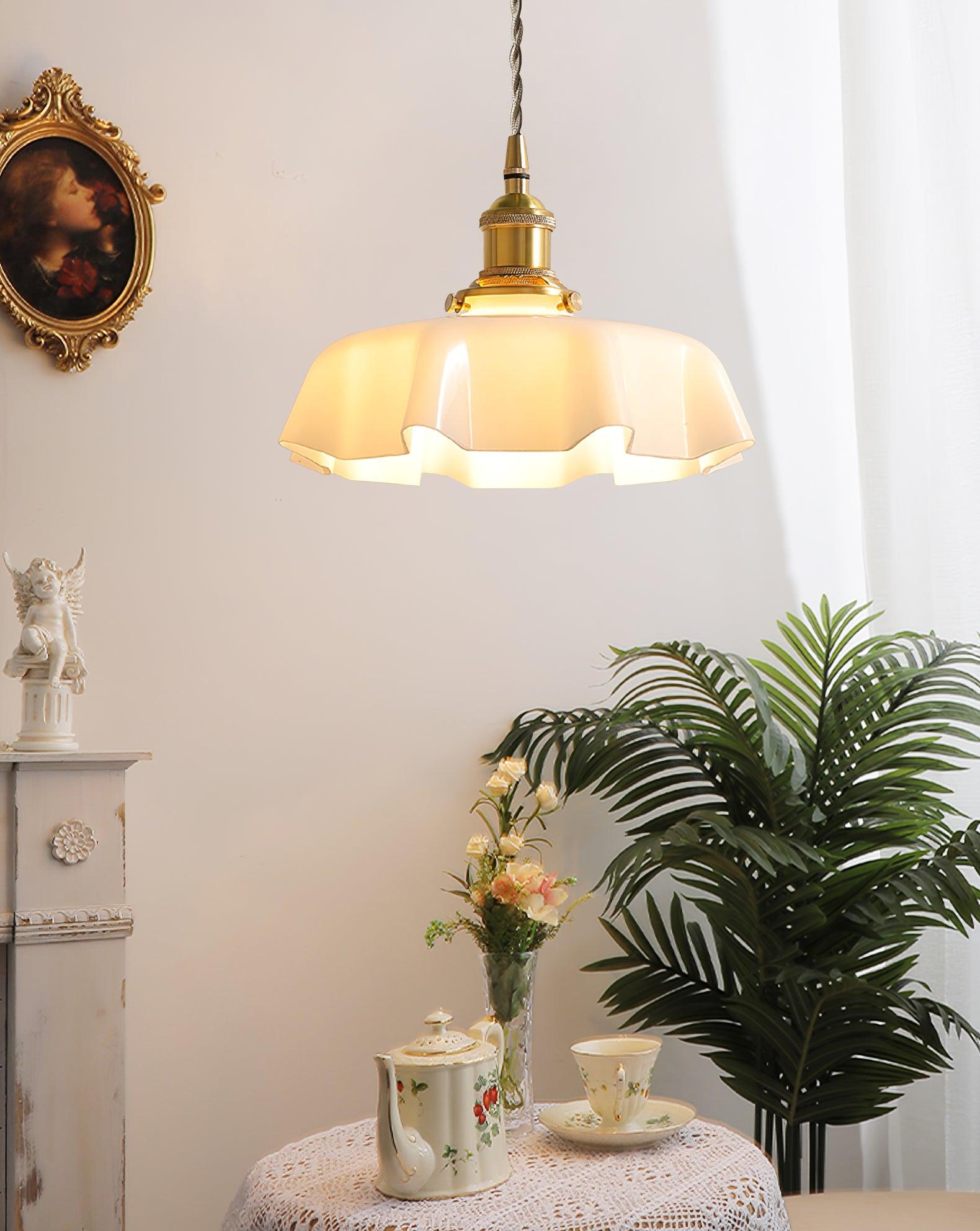 Lampada a sospensione francese in vetro arricciato e ottone 1 luce