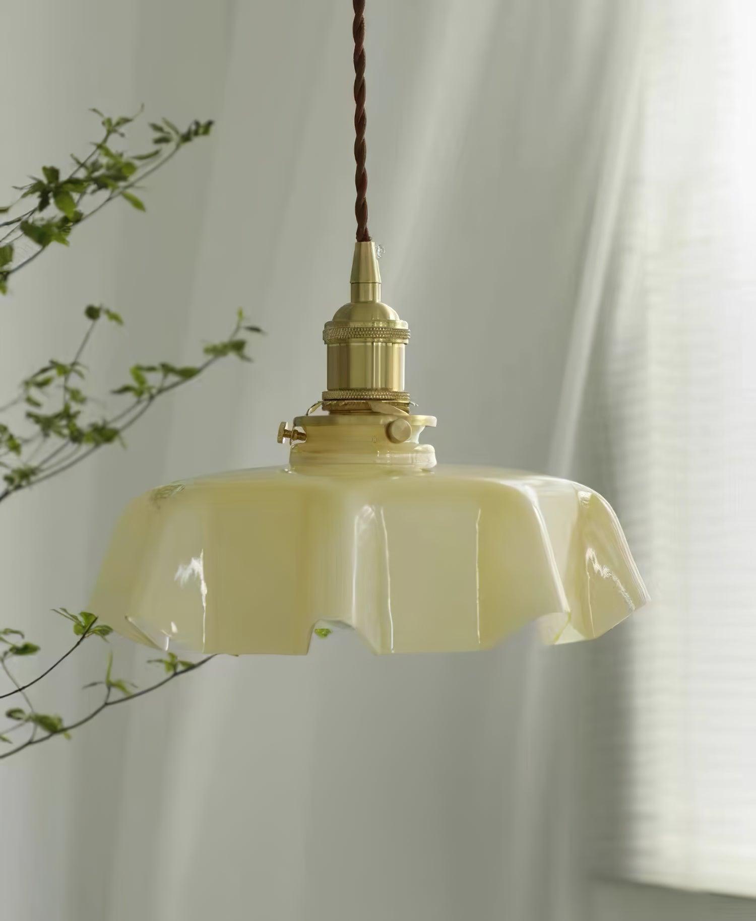 Lampada a sospensione francese in vetro arricciato e ottone 1 luce
