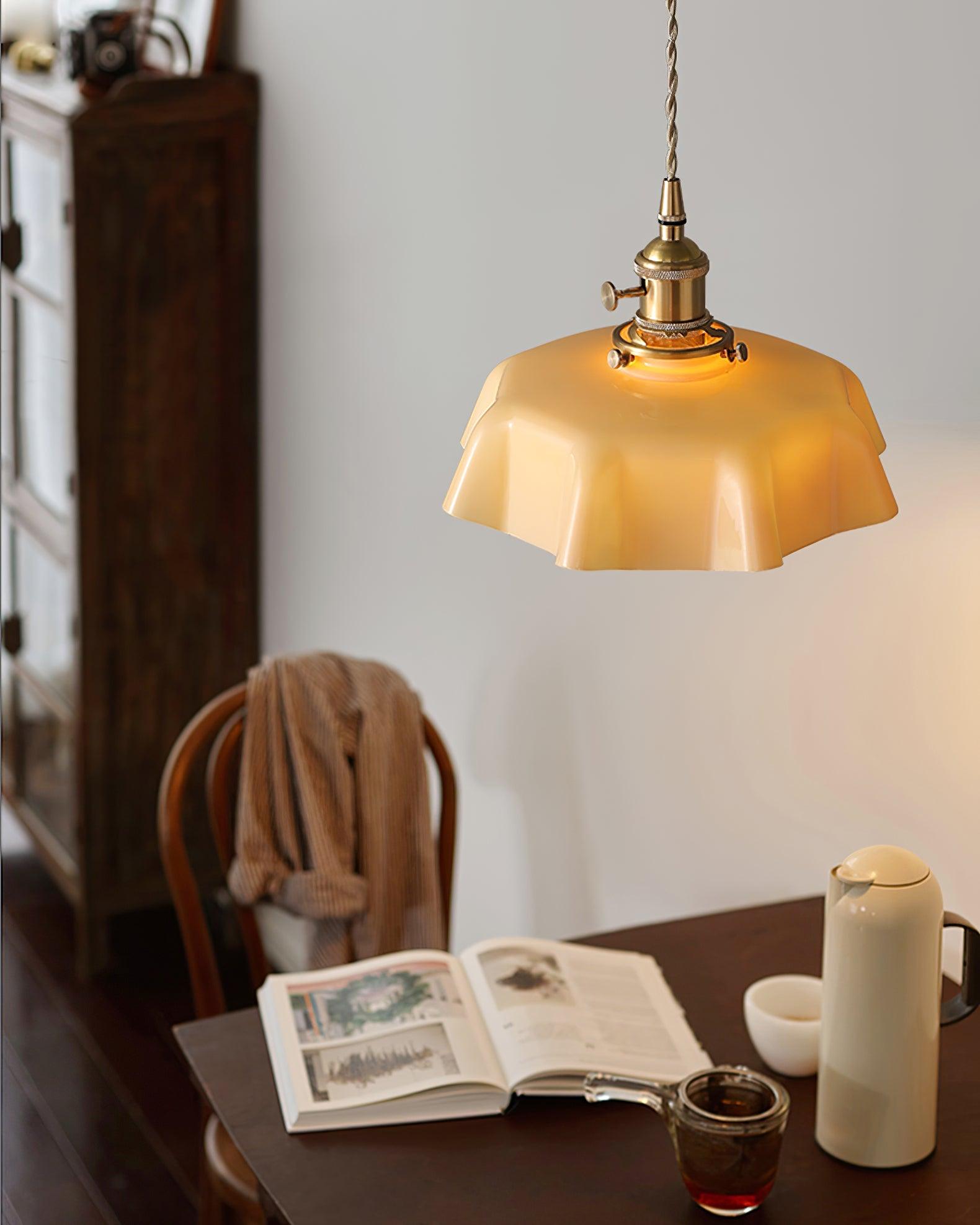 Lampada a sospensione francese in vetro arricciato e ottone 1 luce