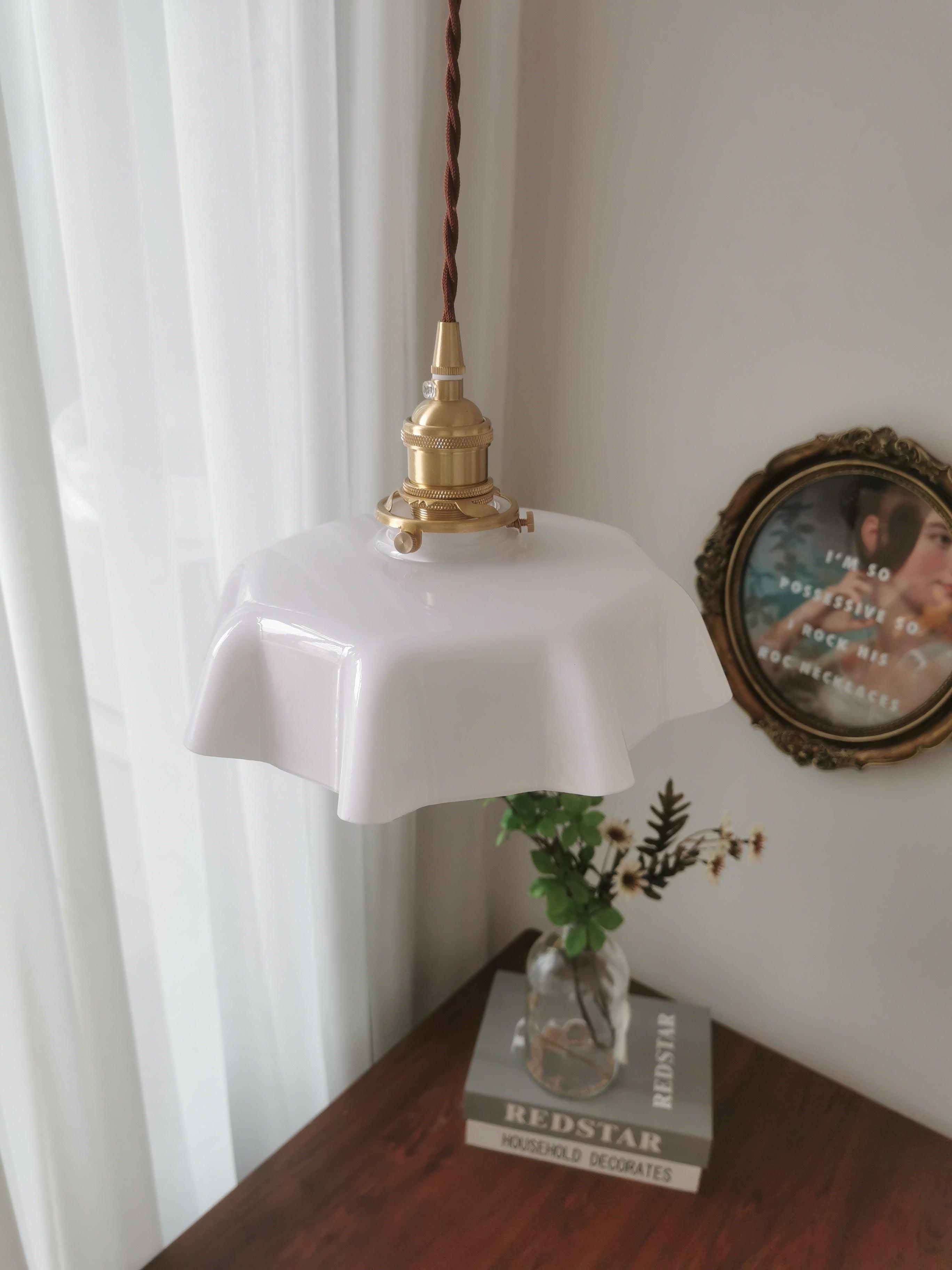 Lampada a sospensione francese in vetro arricciato e ottone 1 luce