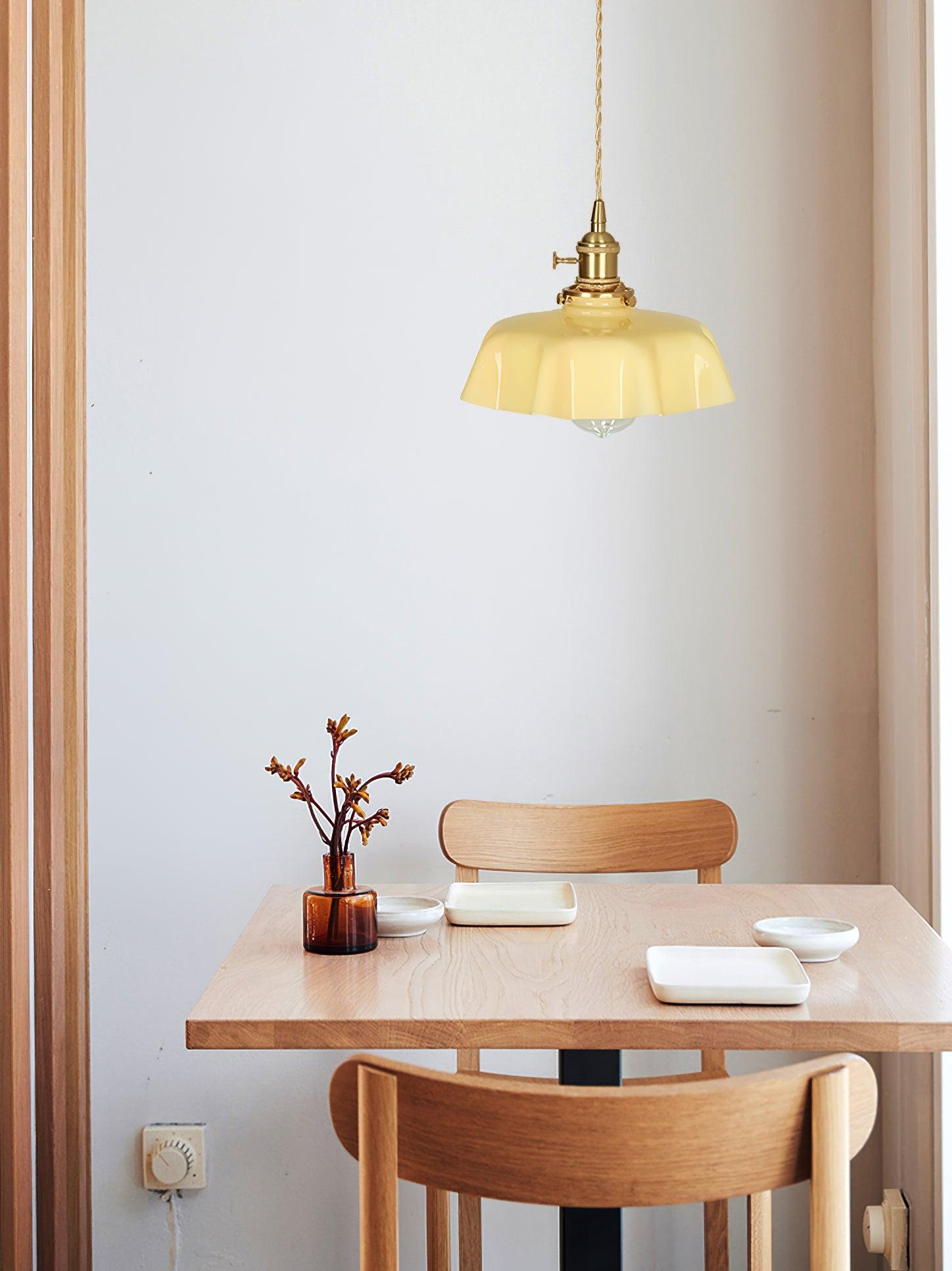 Lampada a sospensione francese in vetro arricciato e ottone 1 luce