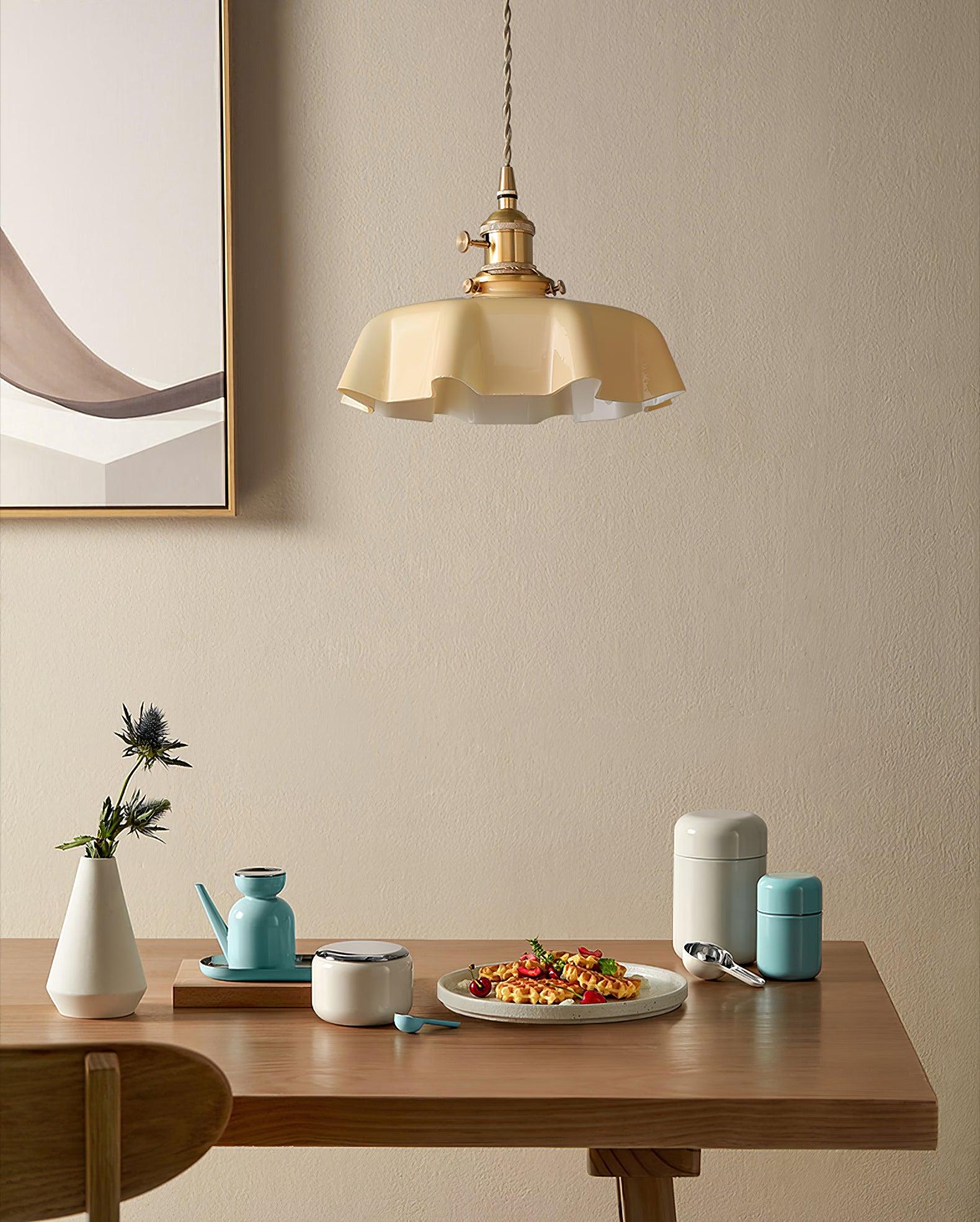 Lampada a sospensione francese in vetro arricciato e ottone 1 luce