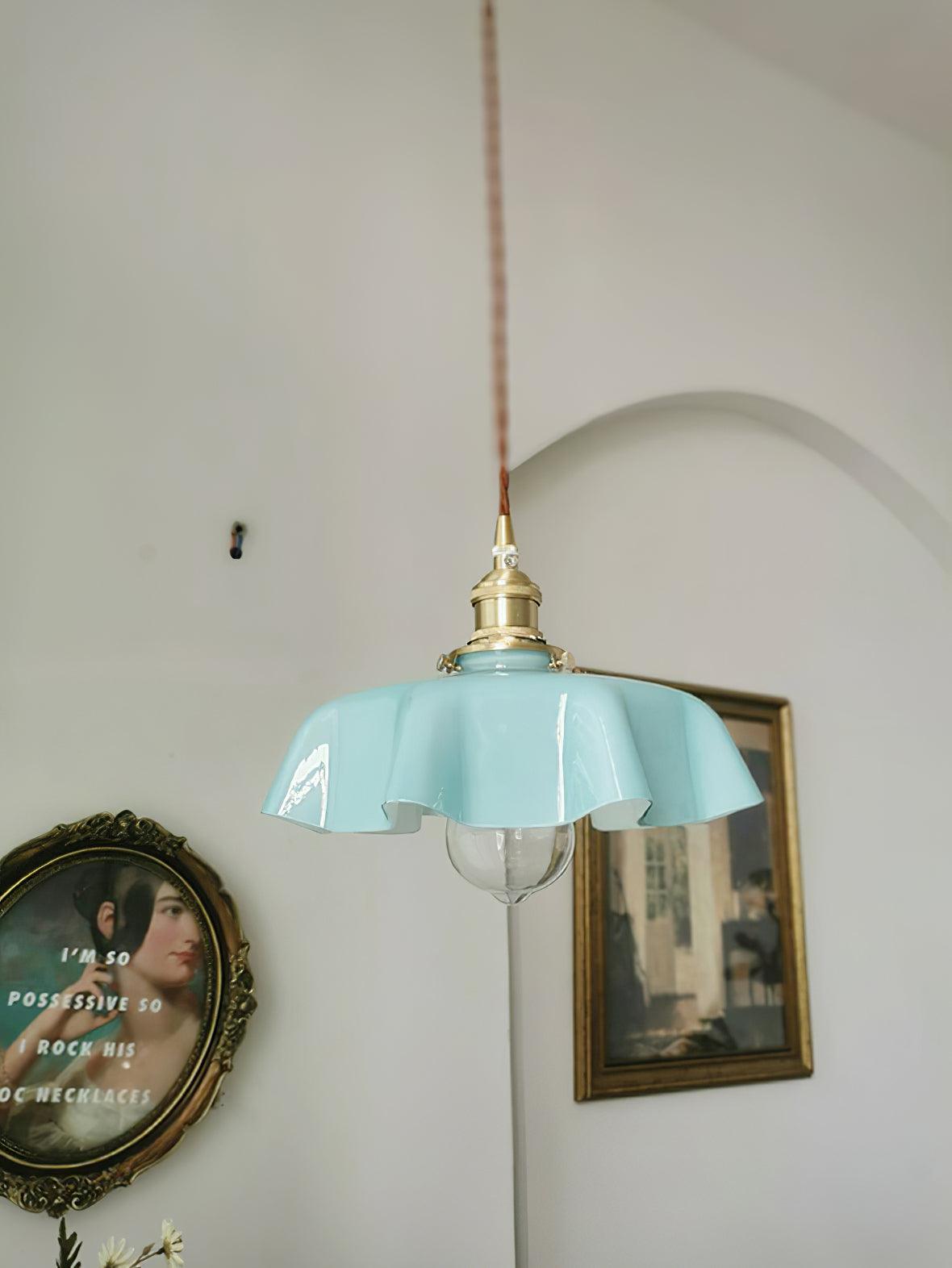 Lampada a sospensione francese in vetro arricciato e ottone 1 luce