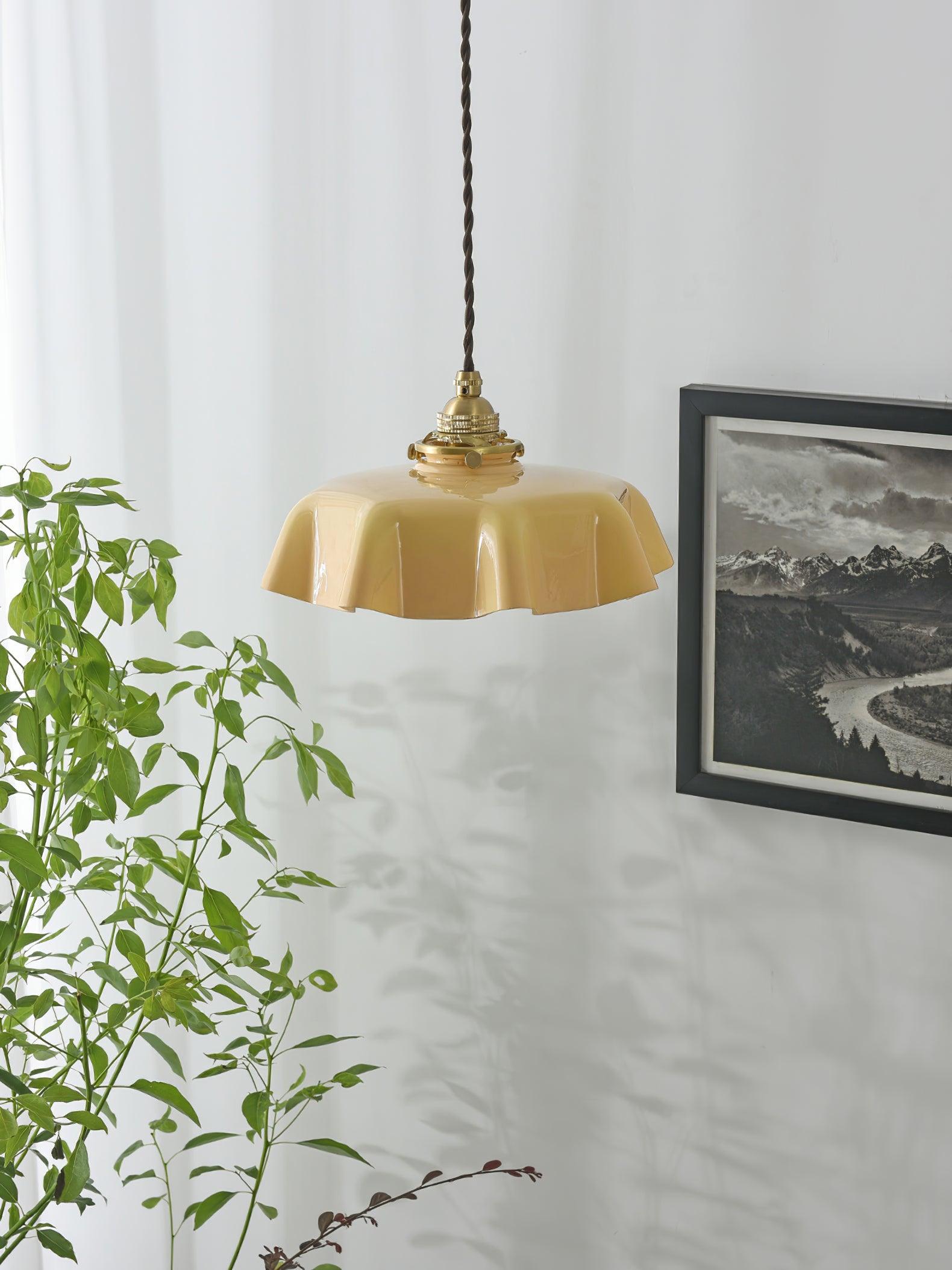 Lampada a sospensione francese in vetro arricciato e ottone 1 luce