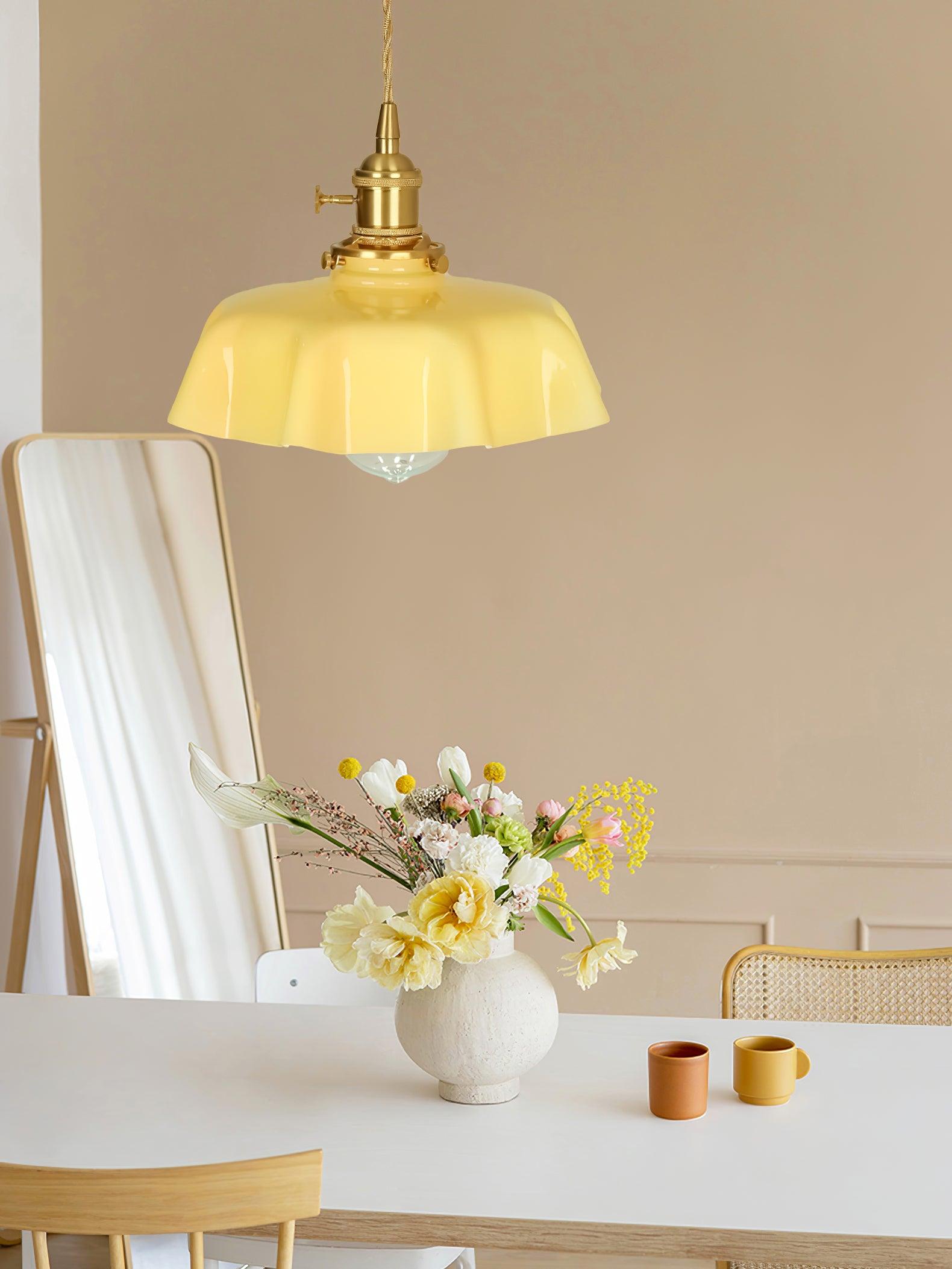 Lampada a sospensione francese in vetro arricciato e ottone 1 luce