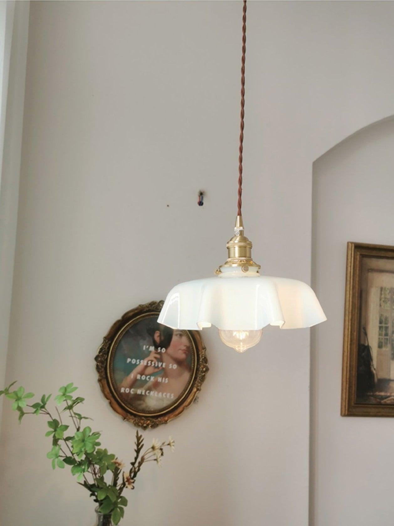 Lampada a sospensione francese in vetro arricciato e ottone 1 luce