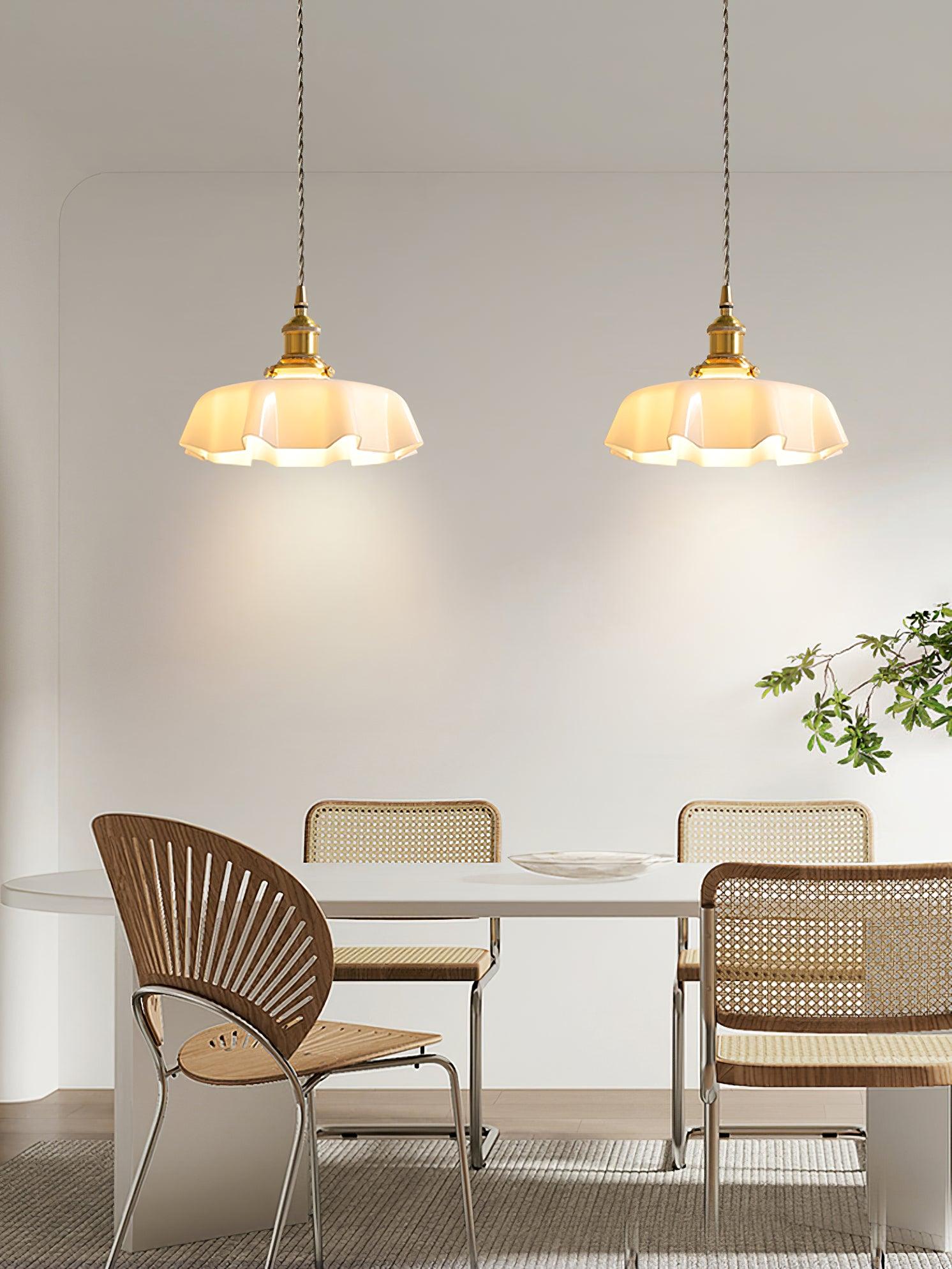 Lampada a sospensione francese in vetro arricciato e ottone 1 luce