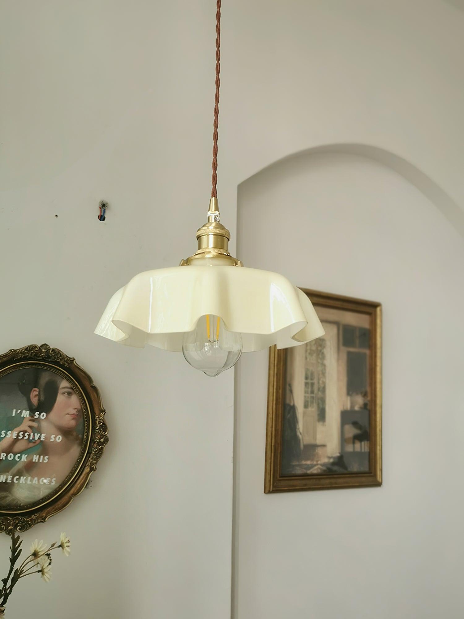 Lampada a sospensione francese in vetro arricciato e ottone 1 luce