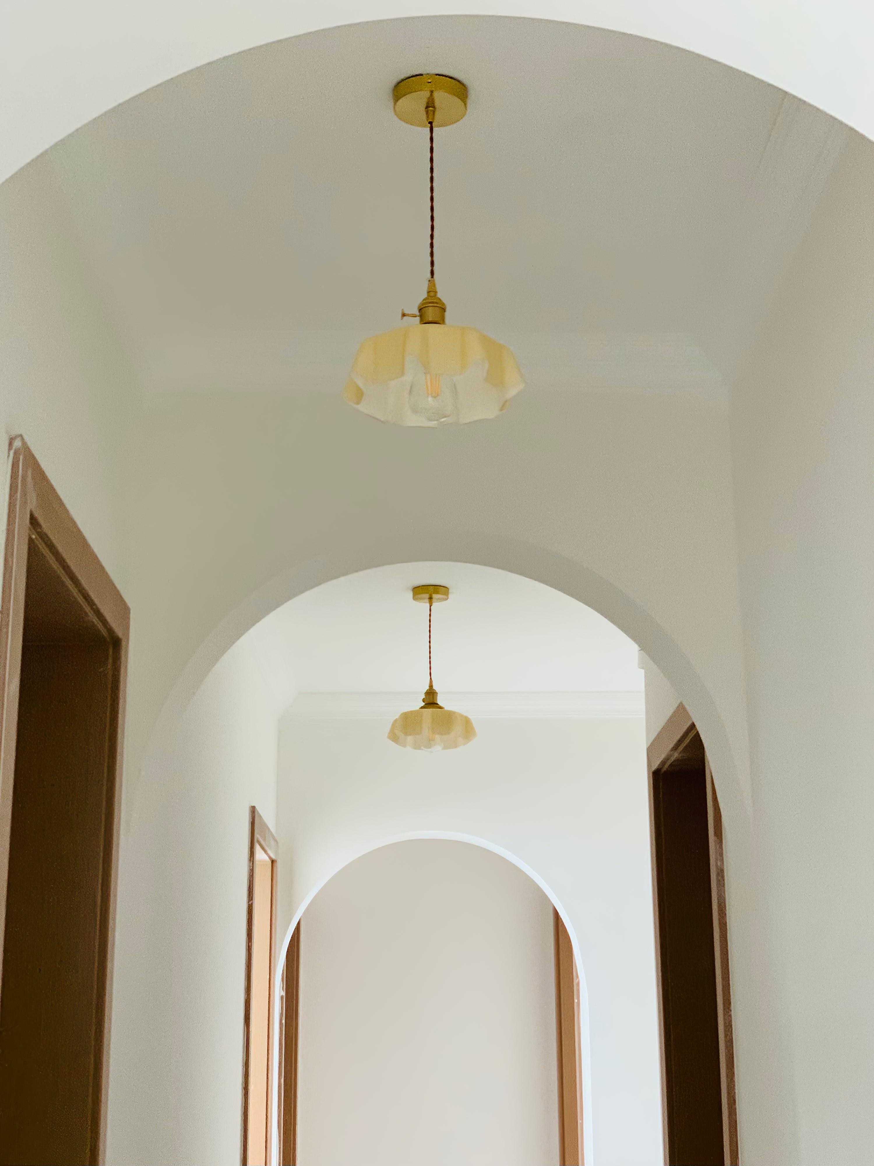 Lampada a sospensione francese in vetro arricciato e ottone 1 luce