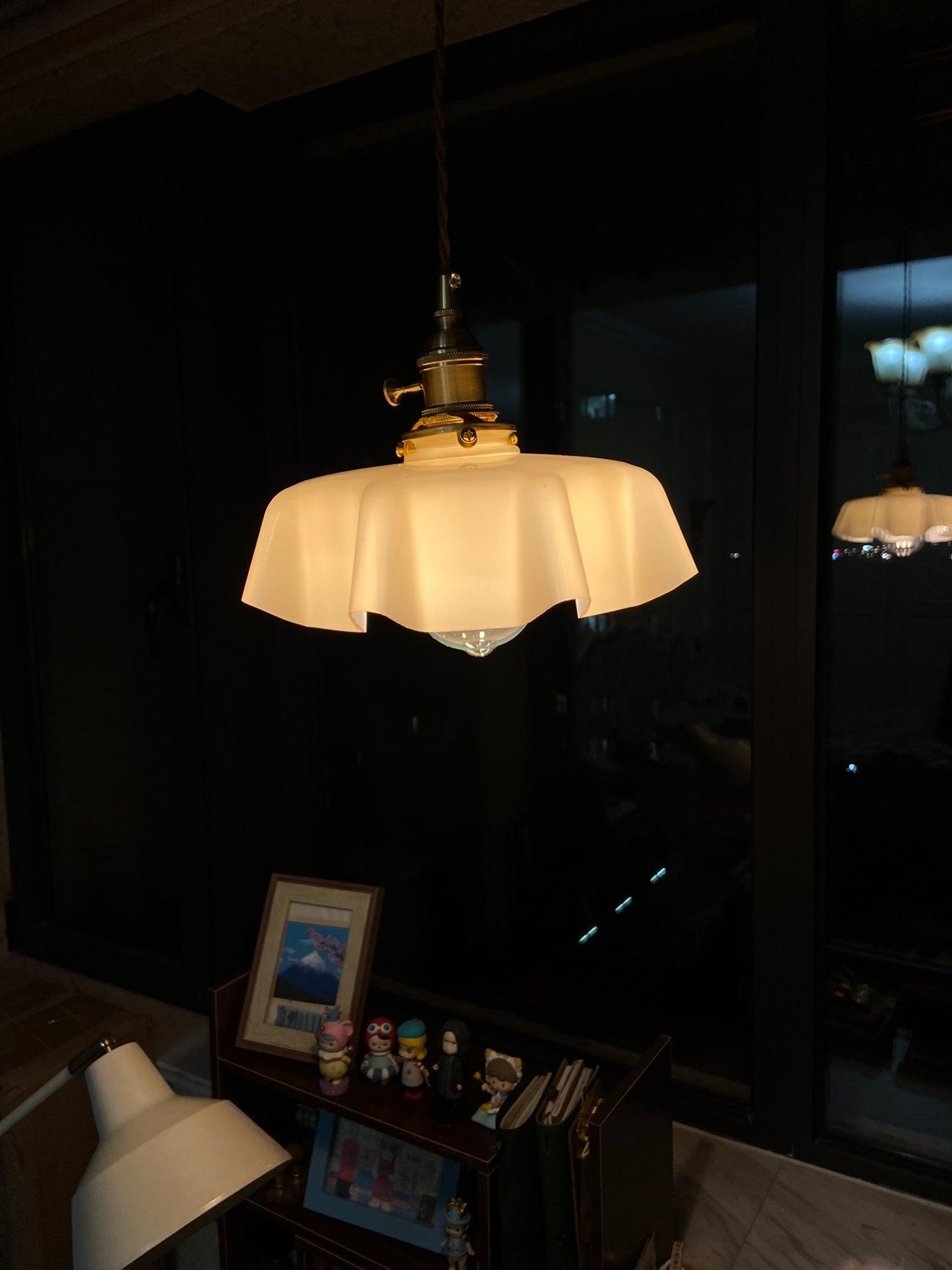 Lampada a sospensione francese in vetro arricciato e ottone 1 luce