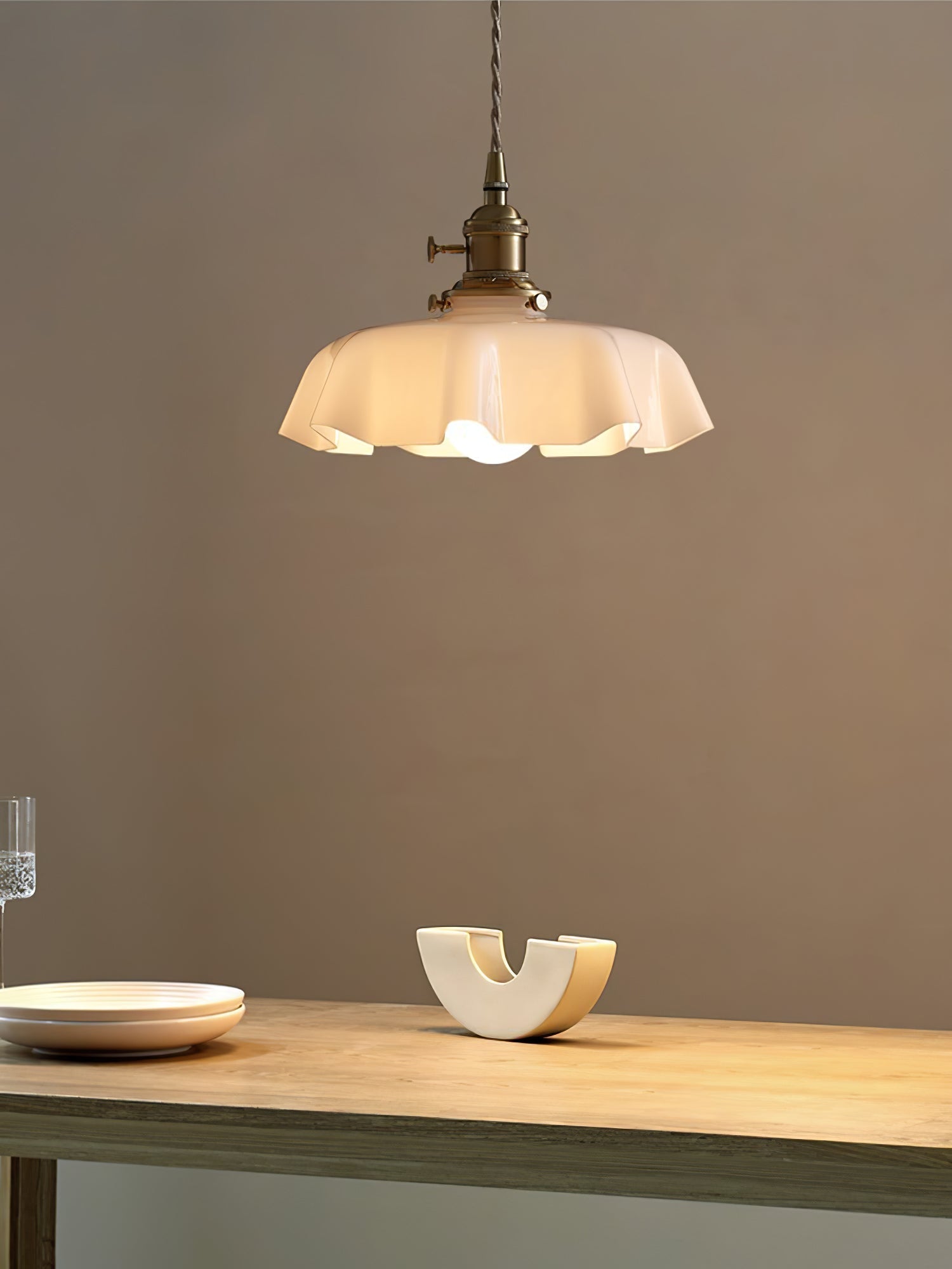 Lampada a sospensione francese in vetro arricciato e ottone 1 luce