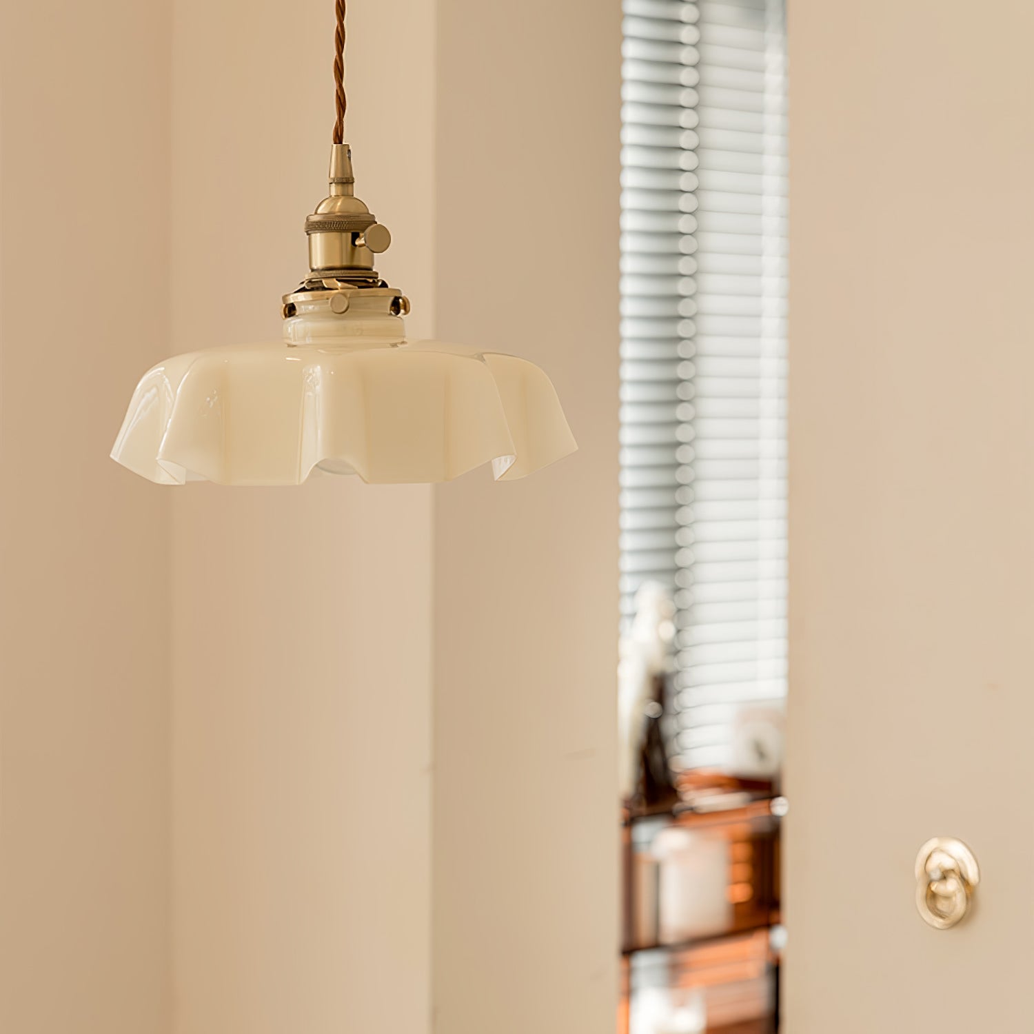 Lampada a sospensione francese in vetro arricciato e ottone 1 luce