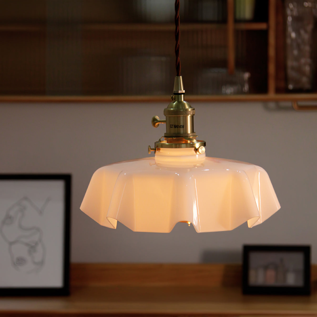 Lampada a sospensione francese in vetro arricciato e ottone 1 luce