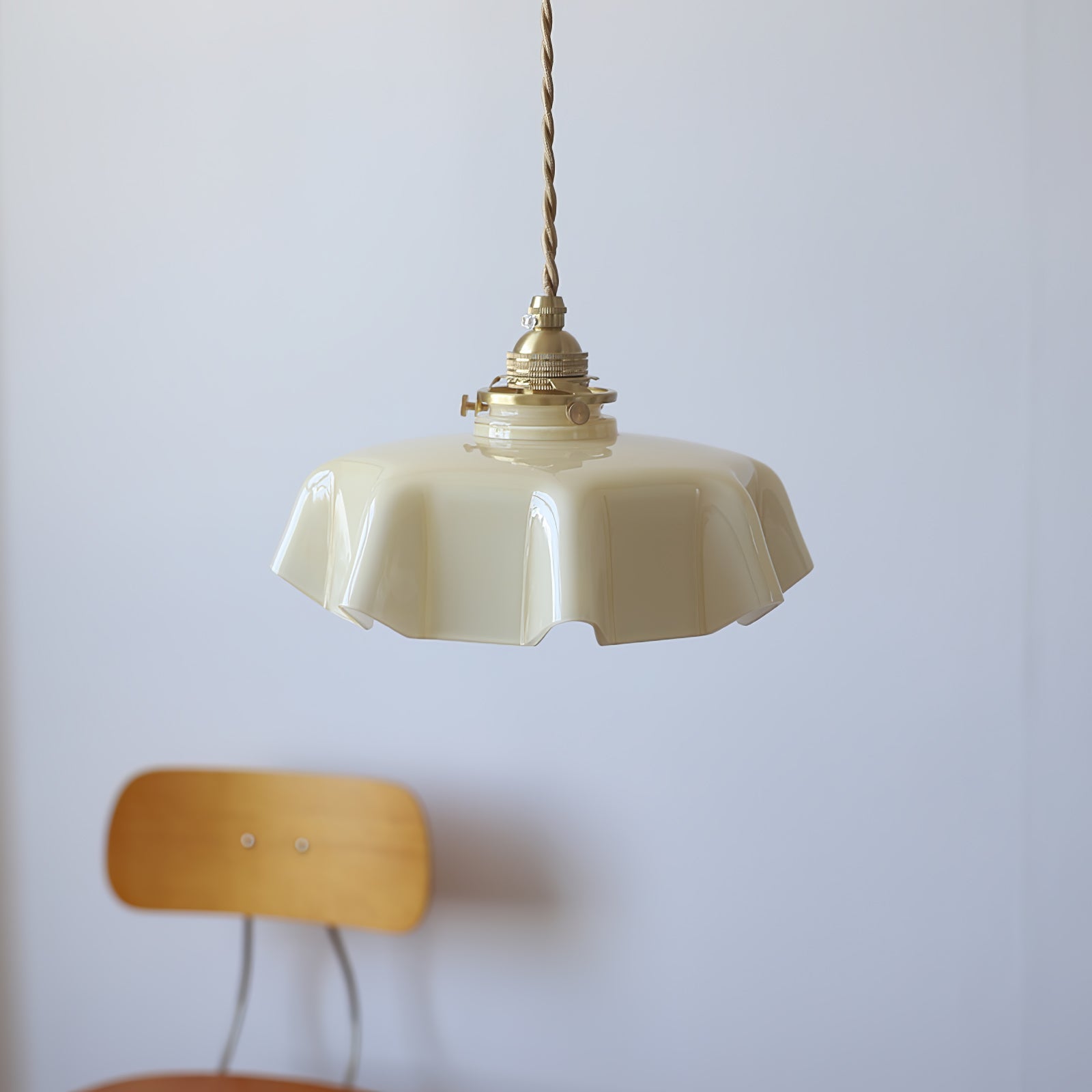 Lampada a sospensione francese in vetro arricciato e ottone 1 luce