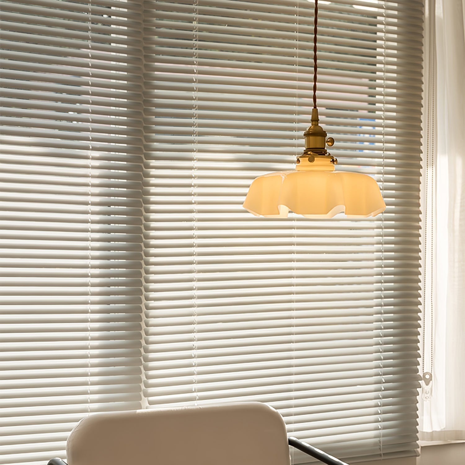 Lampada a sospensione francese in vetro arricciato e ottone 1 luce