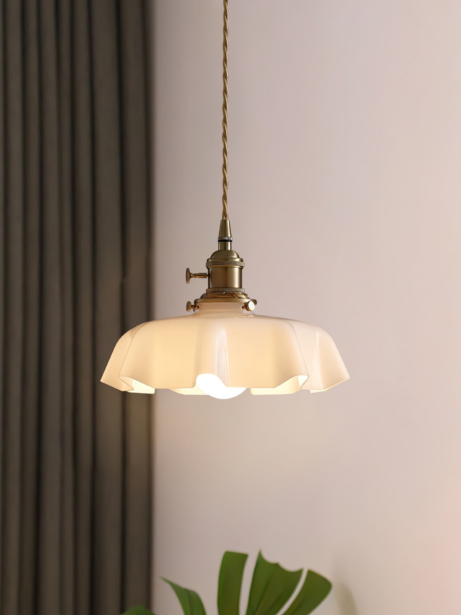 Lampada a sospensione francese in vetro arricciato e ottone 1 luce