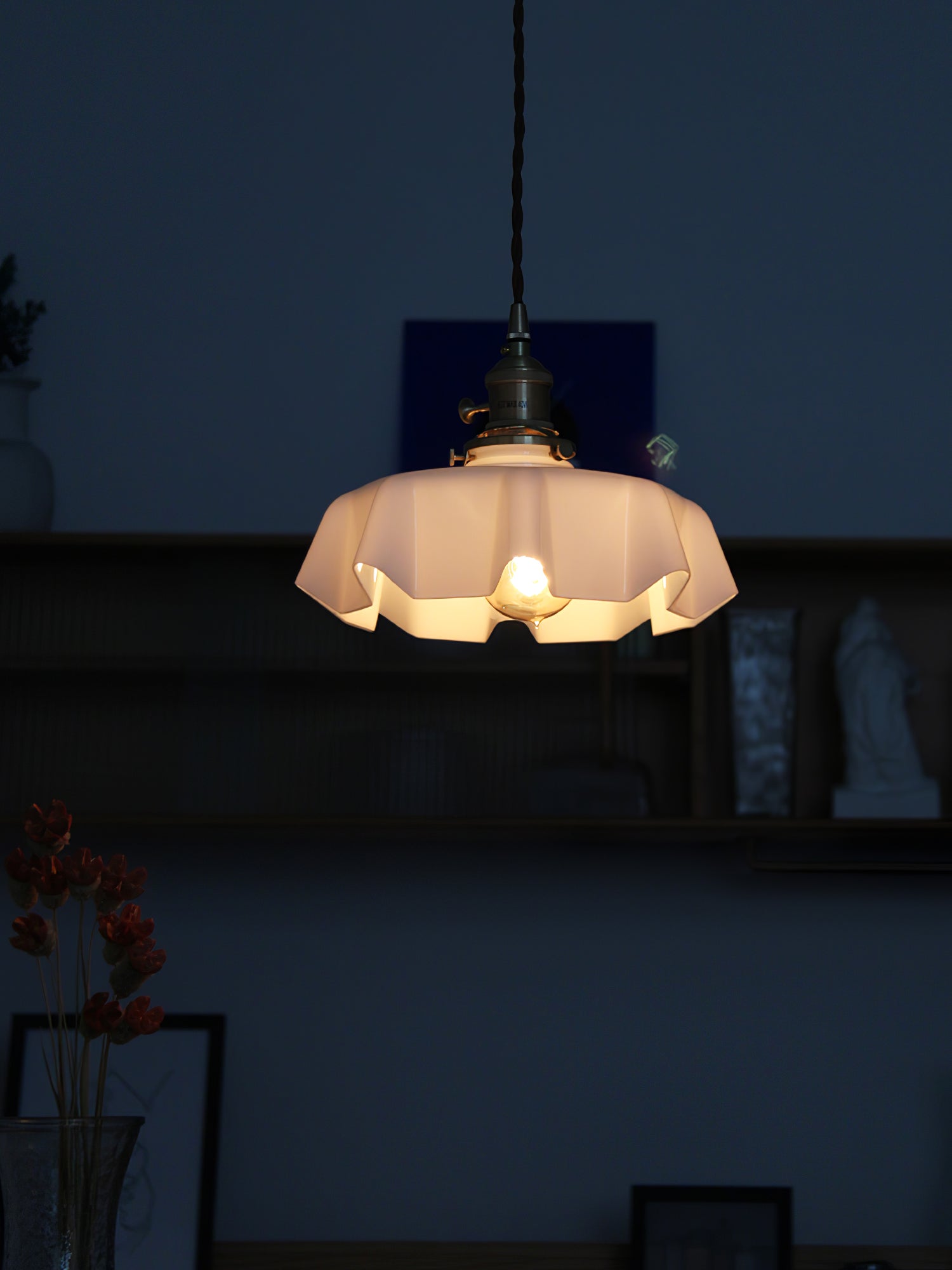 Lampada a sospensione francese in vetro arricciato e ottone 1 luce