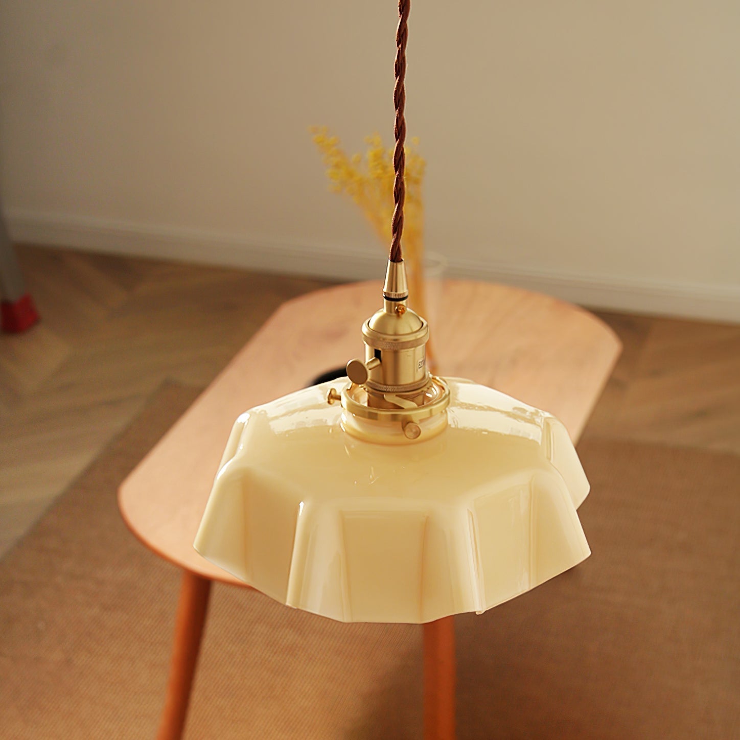 Lampada a sospensione francese in vetro arricciato e ottone 1 luce