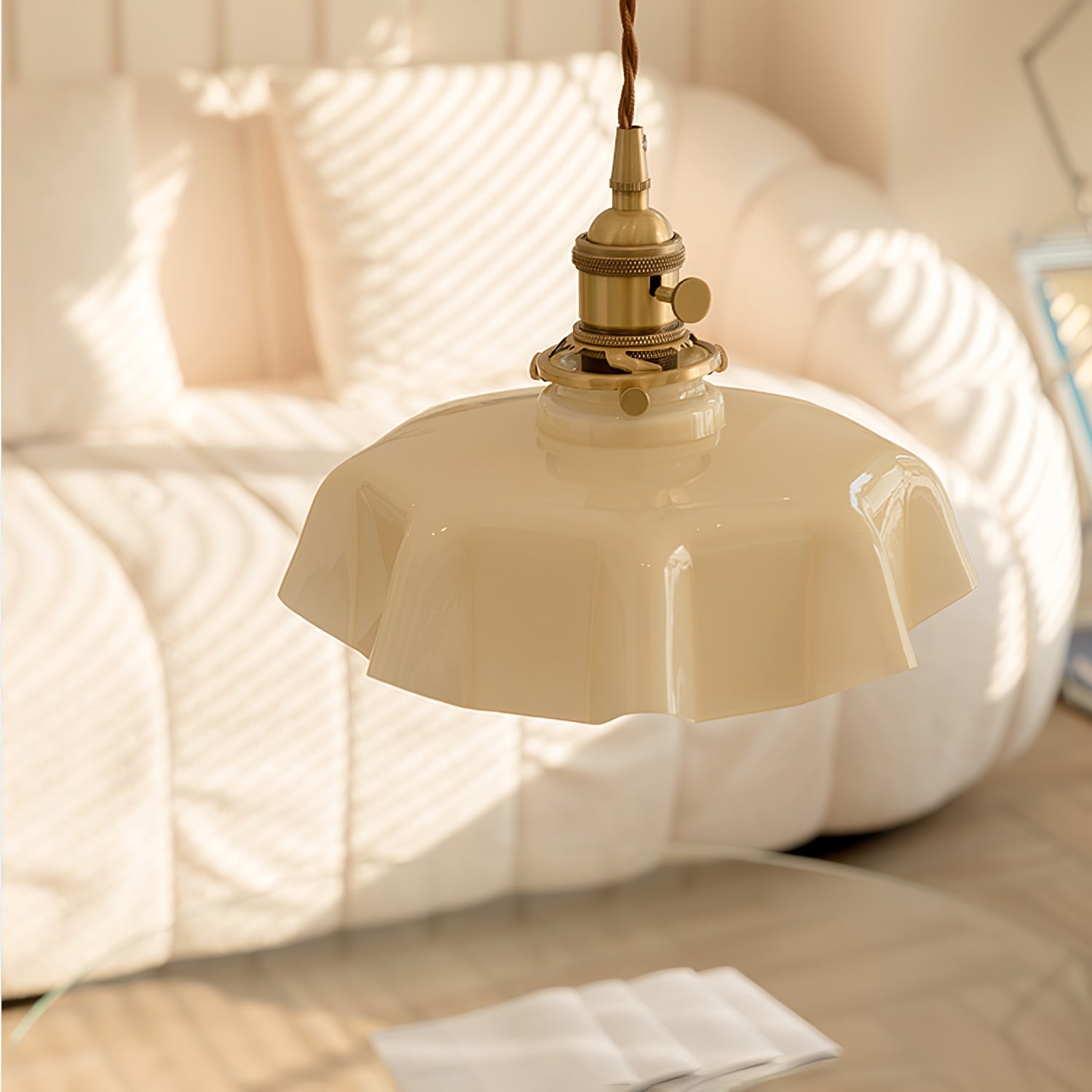 Lampada a sospensione francese in vetro arricciato e ottone 1 luce