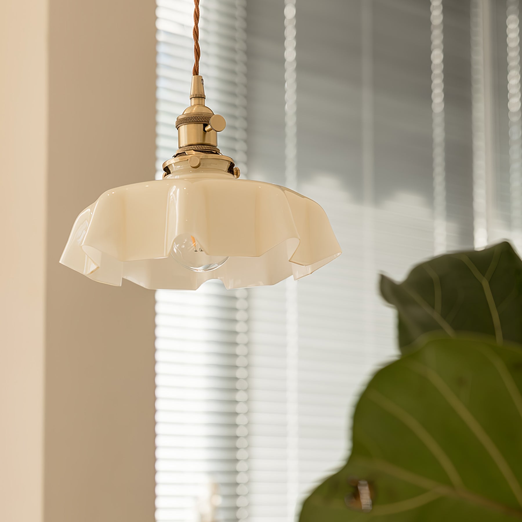 Lampada a sospensione francese in vetro arricciato e ottone 1 luce