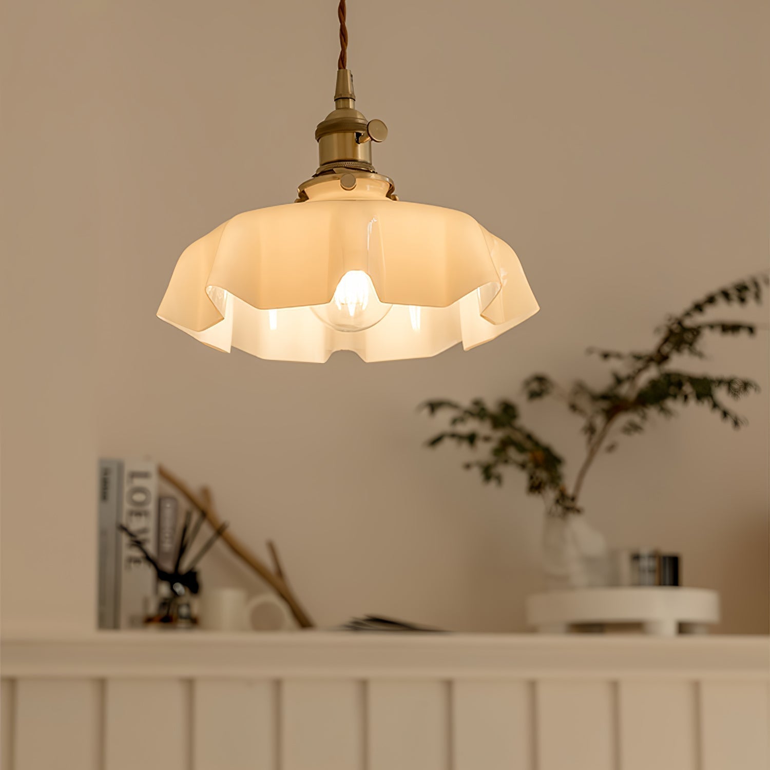Lampada a sospensione francese in vetro arricciato e ottone 1 luce
