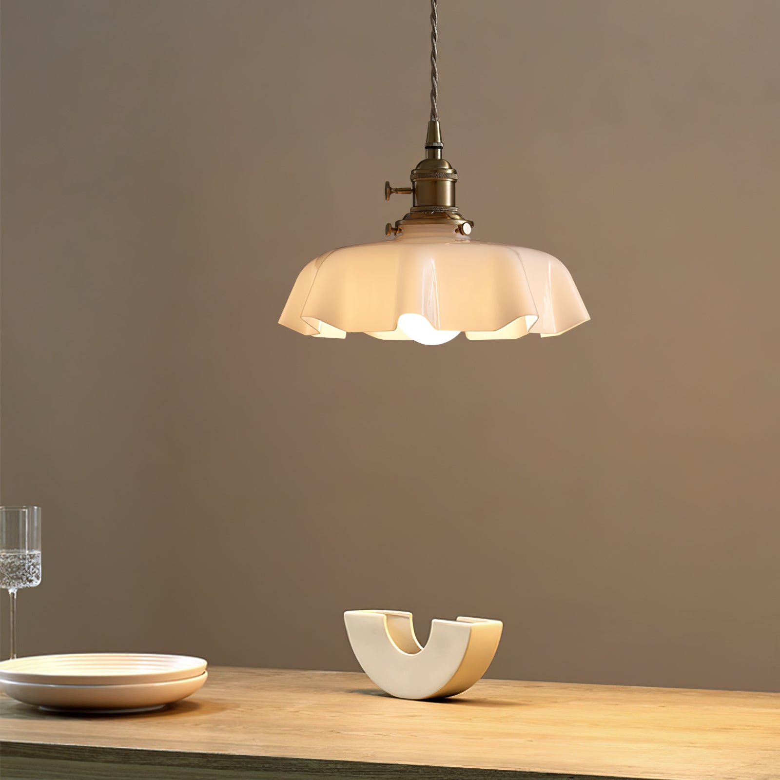 Lampada a sospensione francese in vetro arricciato e ottone 1 luce