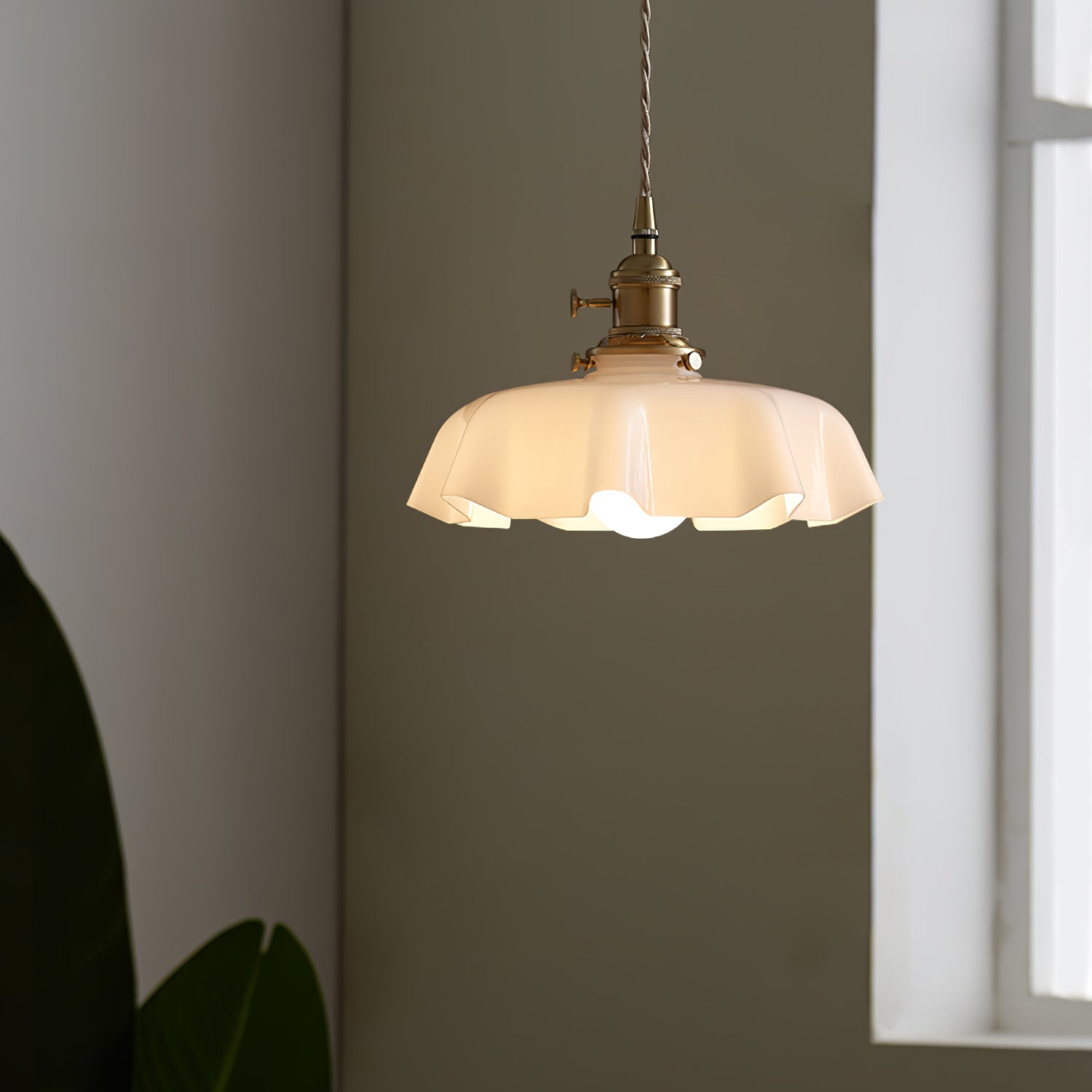 Lampada a sospensione francese in vetro arricciato e ottone 1 luce