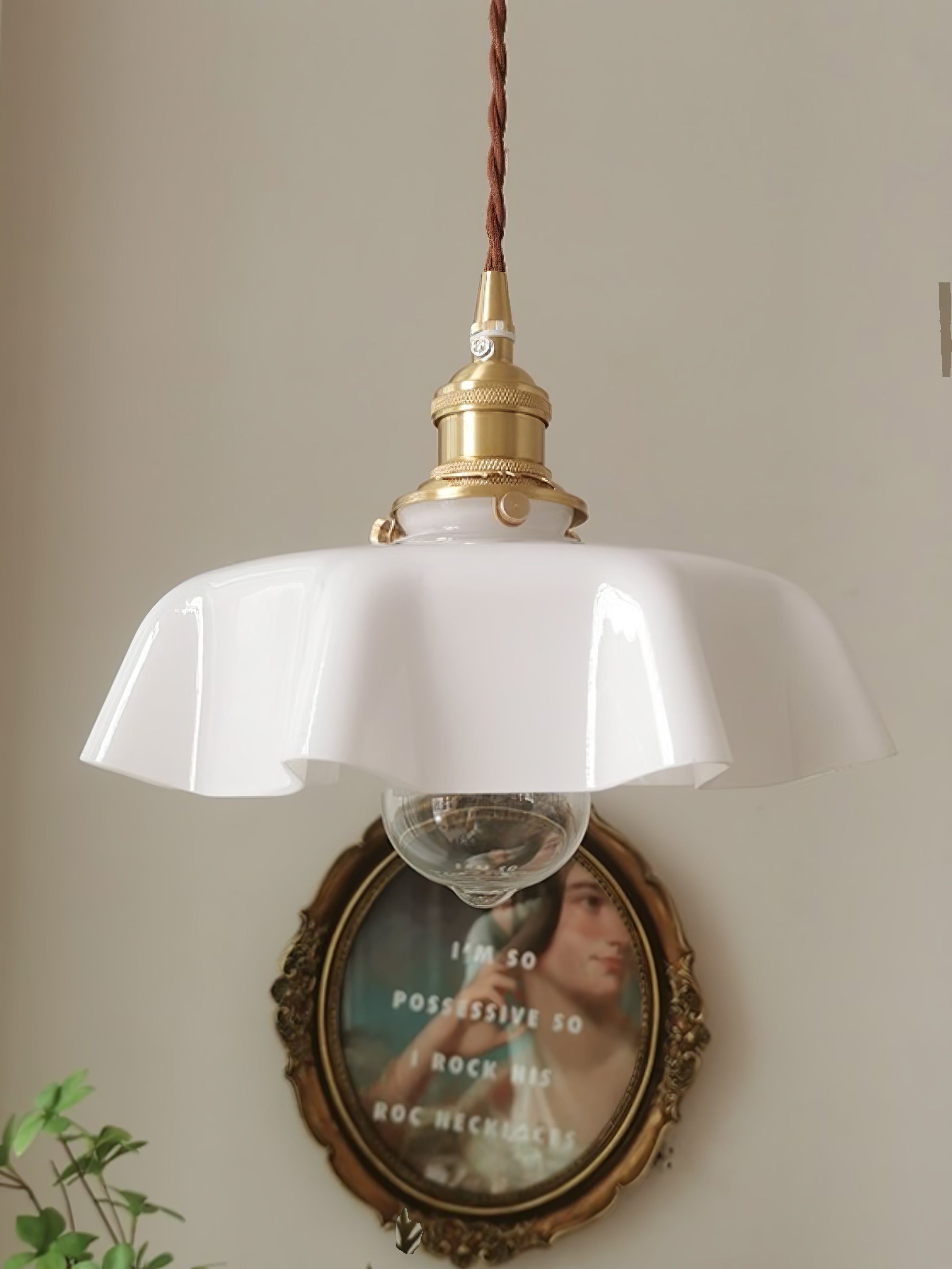 Lampada a sospensione francese in vetro arricciato e ottone 1 luce