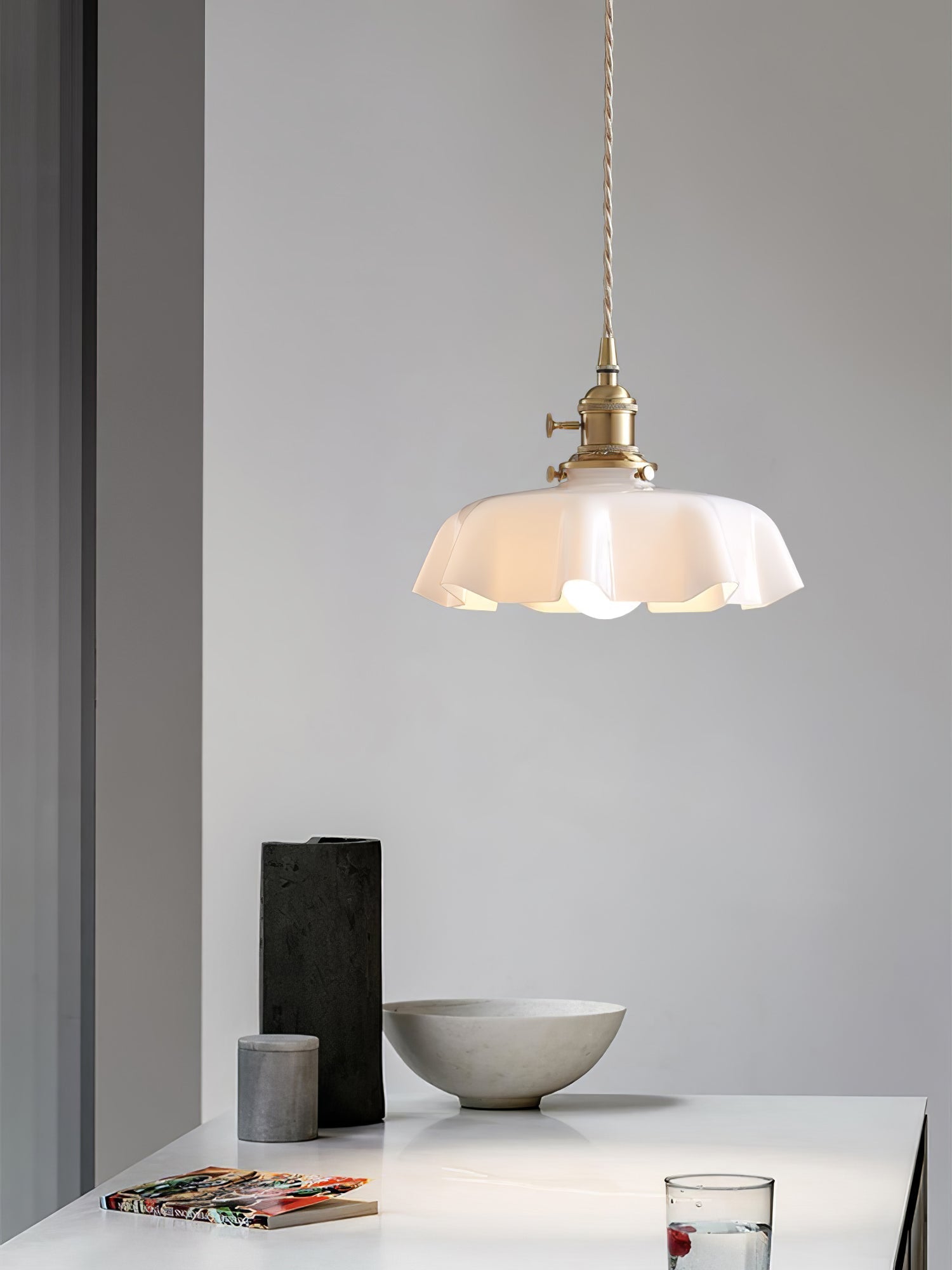Lampada a sospensione francese in vetro arricciato e ottone 1 luce