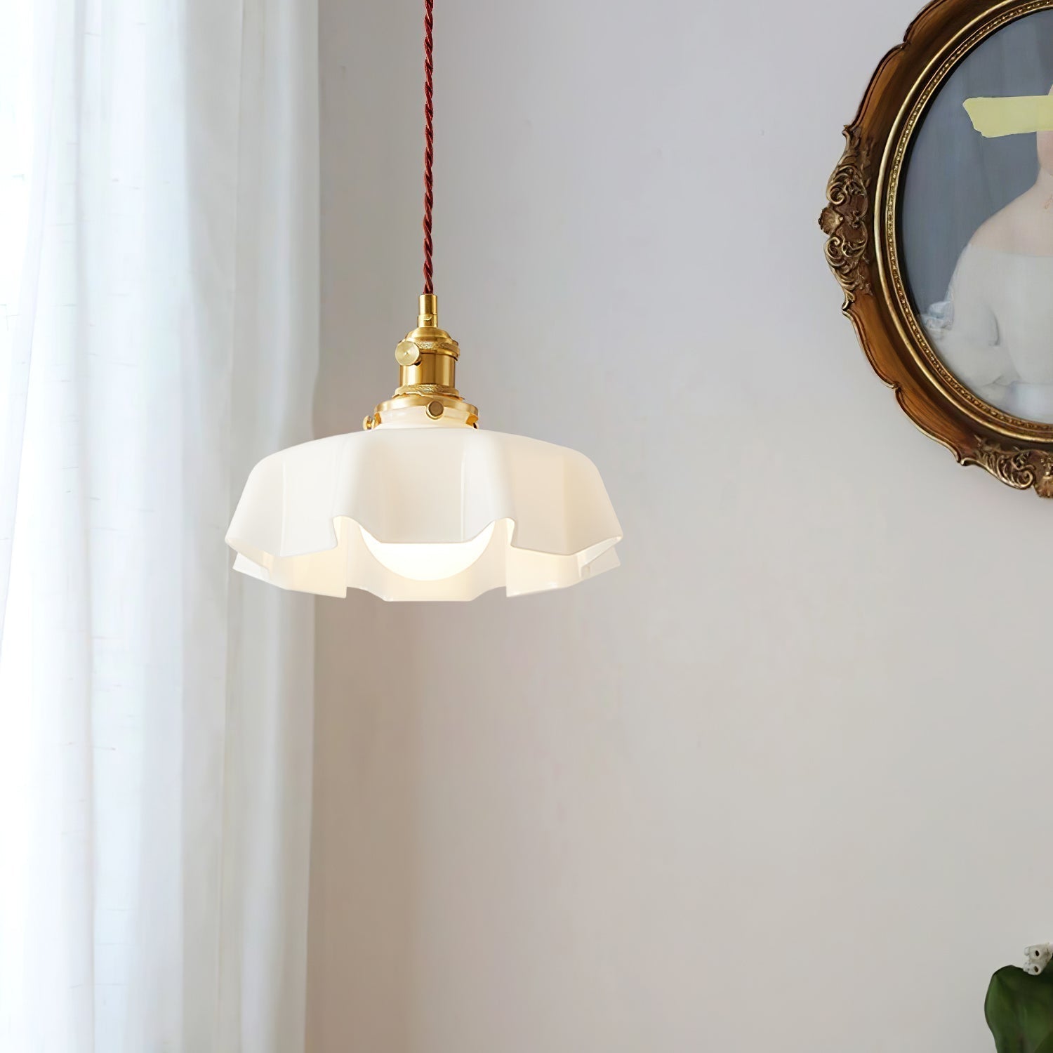 Lampada a sospensione francese in vetro arricciato e ottone 1 luce
