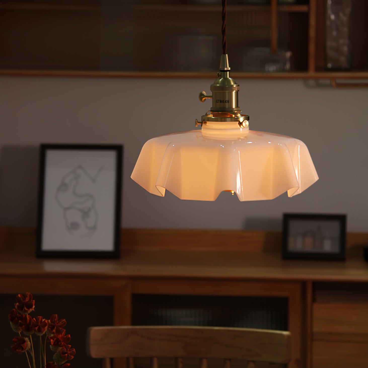 Lampada a sospensione francese in vetro arricciato e ottone 1 luce