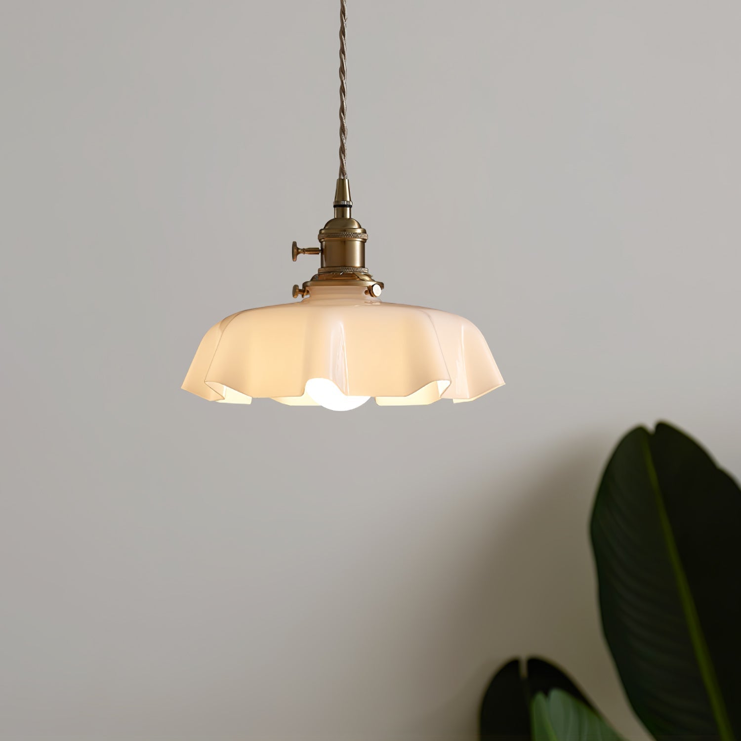 Lampada a sospensione francese in vetro arricciato e ottone 1 luce