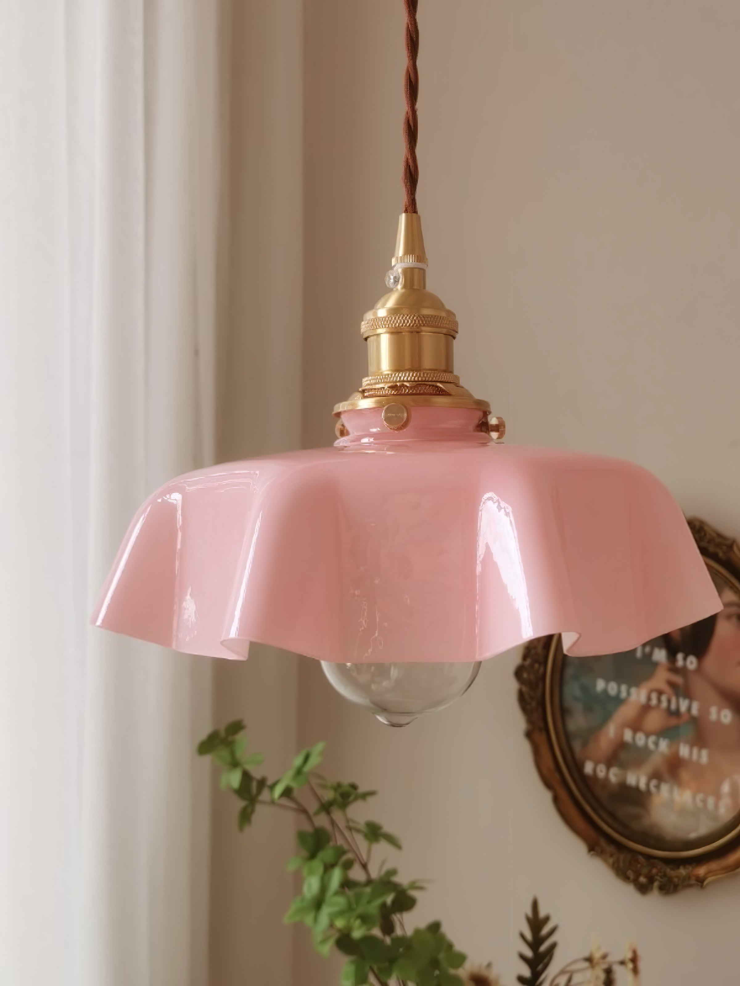 Lampada a sospensione francese in vetro arricciato e ottone 1 luce