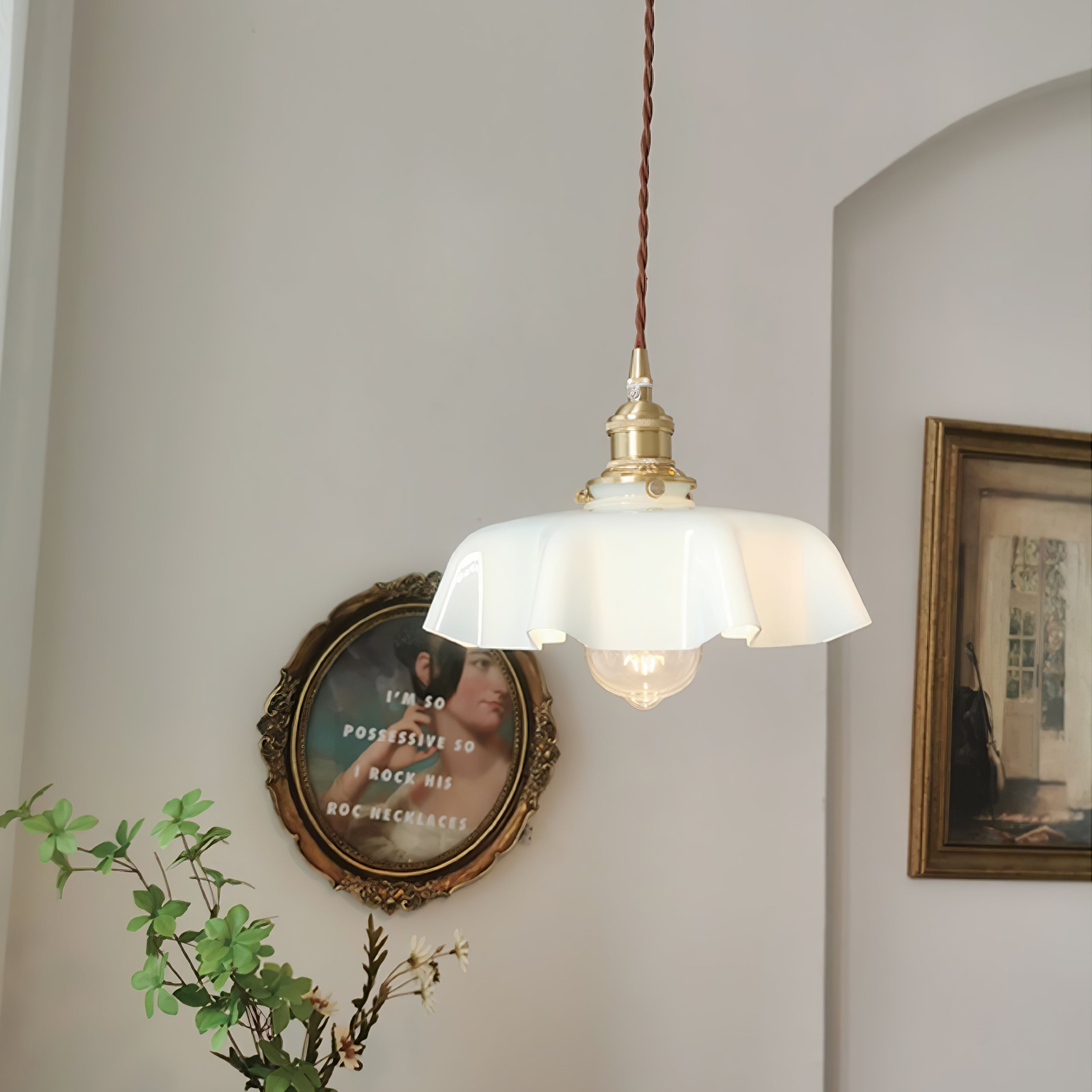 Lampada a sospensione francese in vetro arricciato e ottone 1 luce
