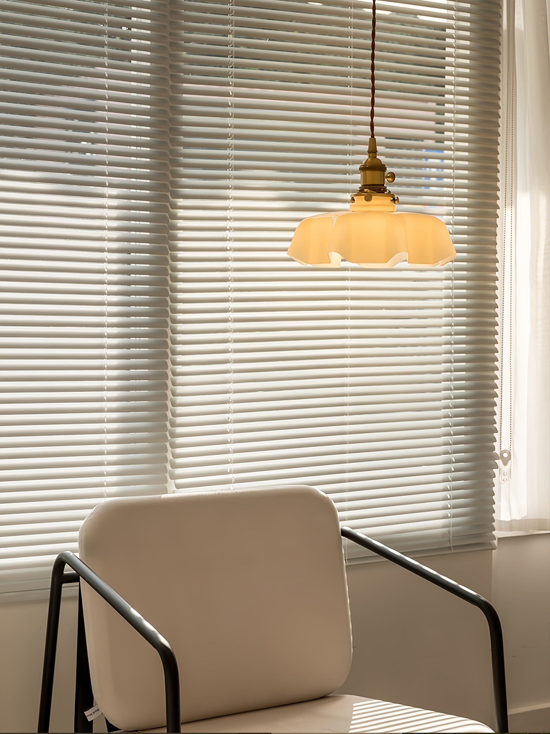 Lampada a sospensione francese in vetro arricciato e ottone 1 luce