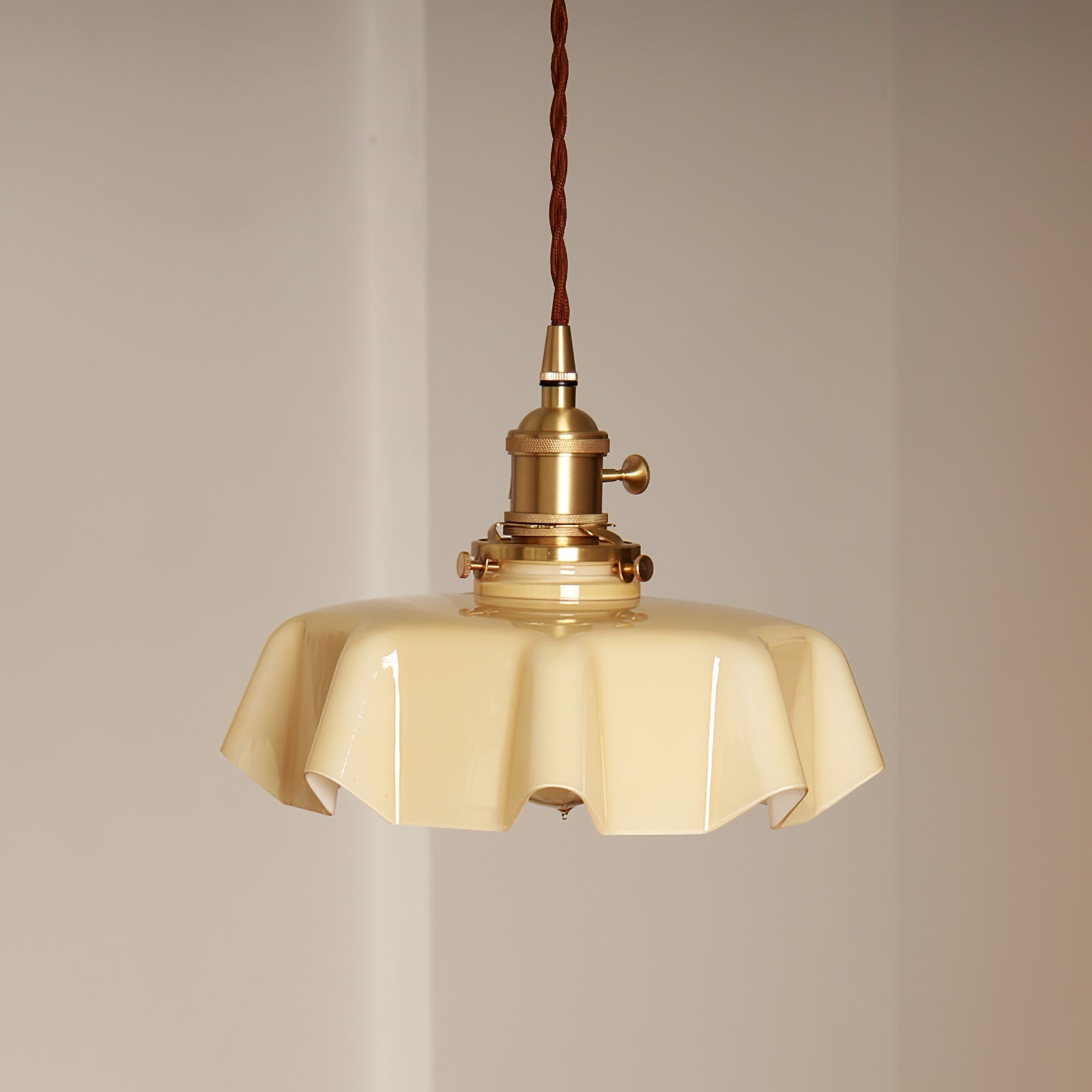 Lampada a sospensione francese in vetro arricciato e ottone 1 luce