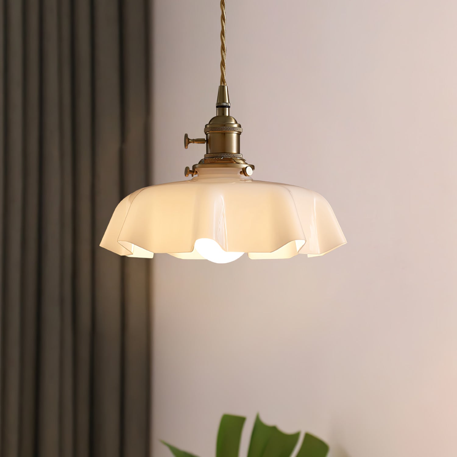 Lampada a sospensione francese in vetro arricciato e ottone 1 luce
