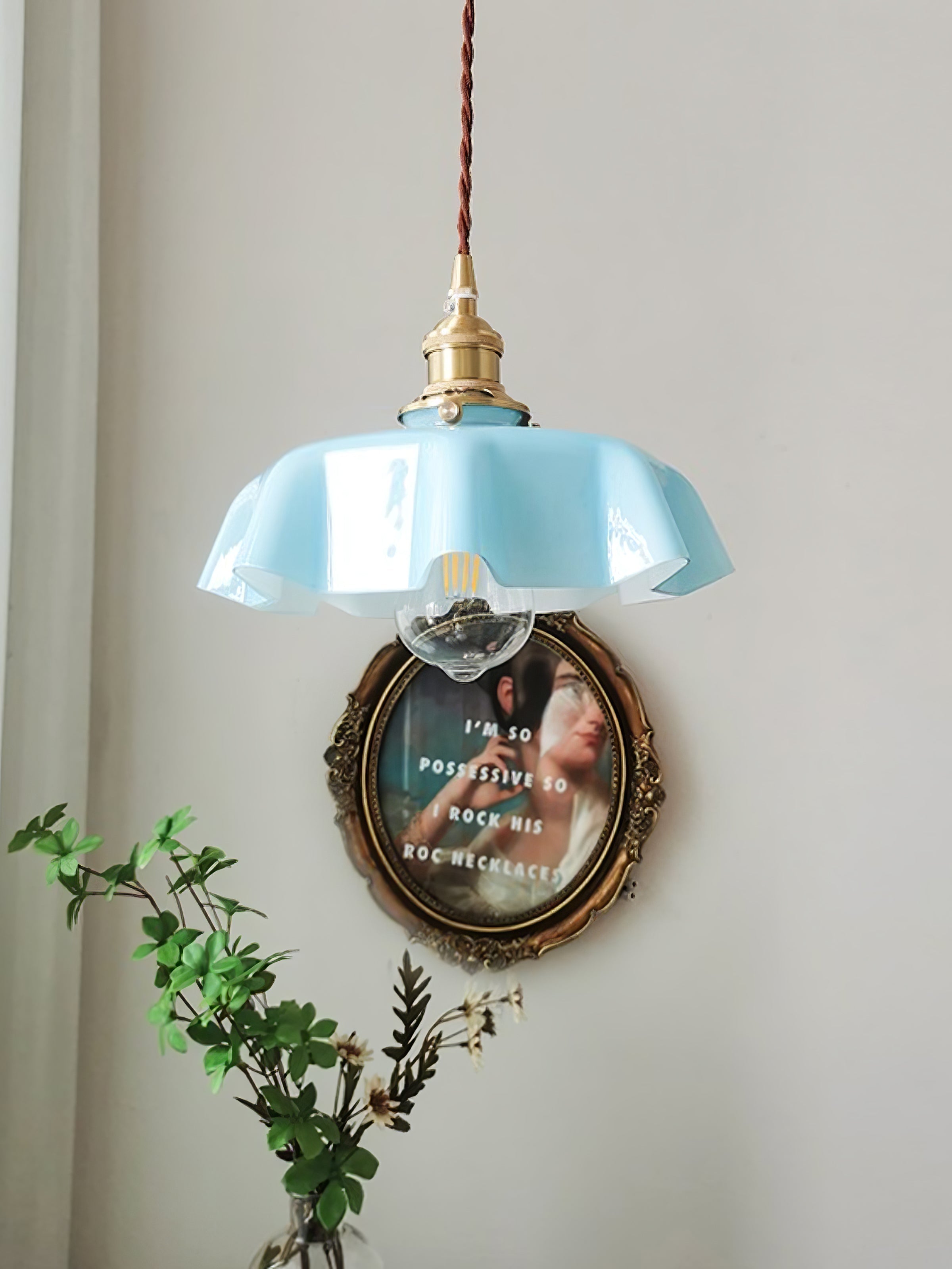 Lampada a sospensione francese in vetro arricciato e ottone 1 luce