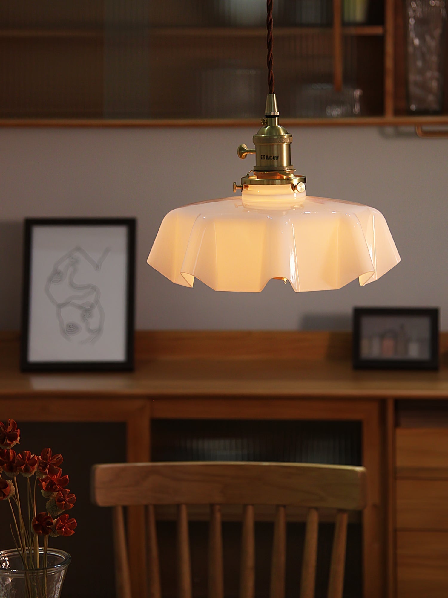 Lampada a sospensione francese in vetro arricciato e ottone 1 luce