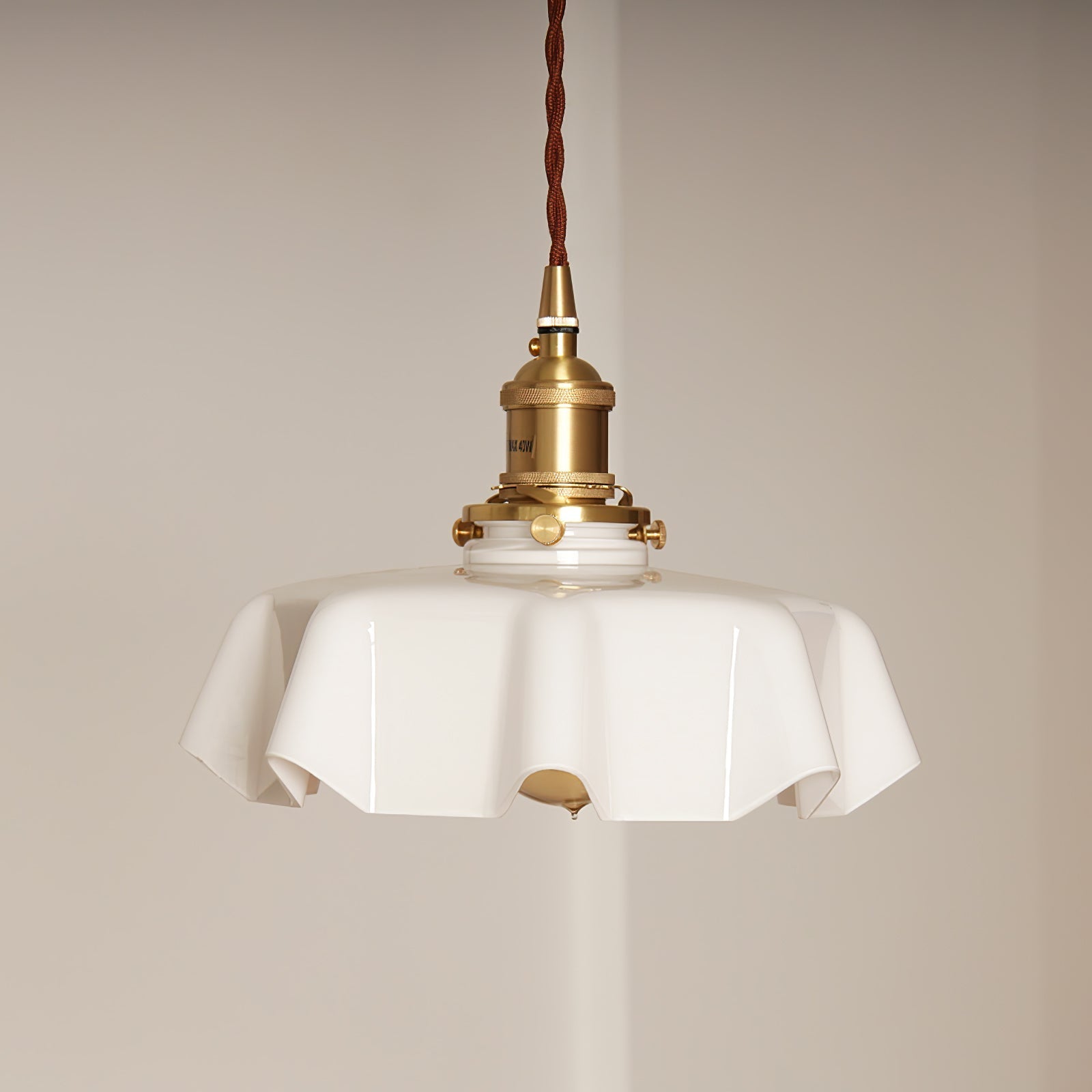 Lampada a sospensione francese in vetro arricciato e ottone 1 luce