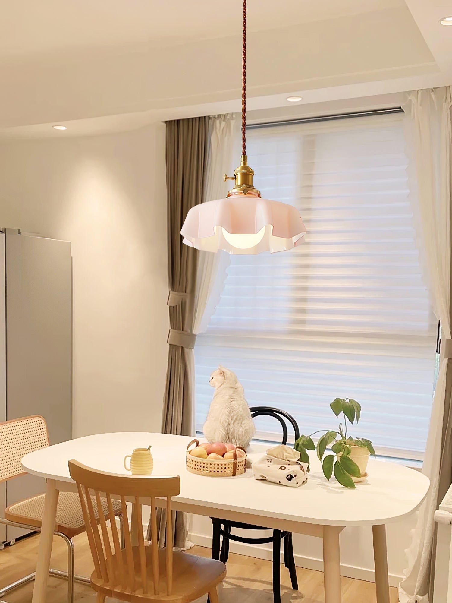 Lampada a sospensione francese in vetro arricciato e ottone 1 luce